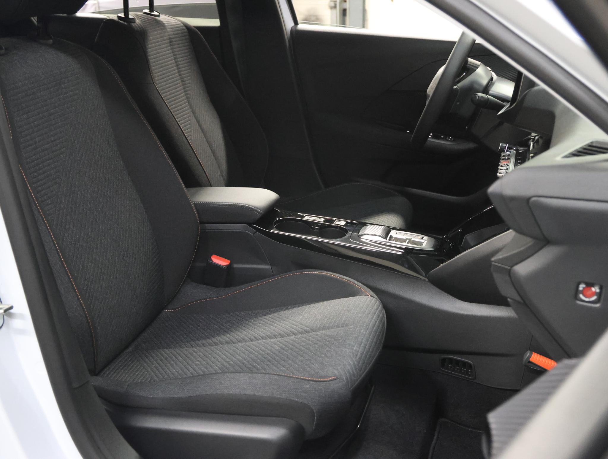 Foto van Peugeot E-208
