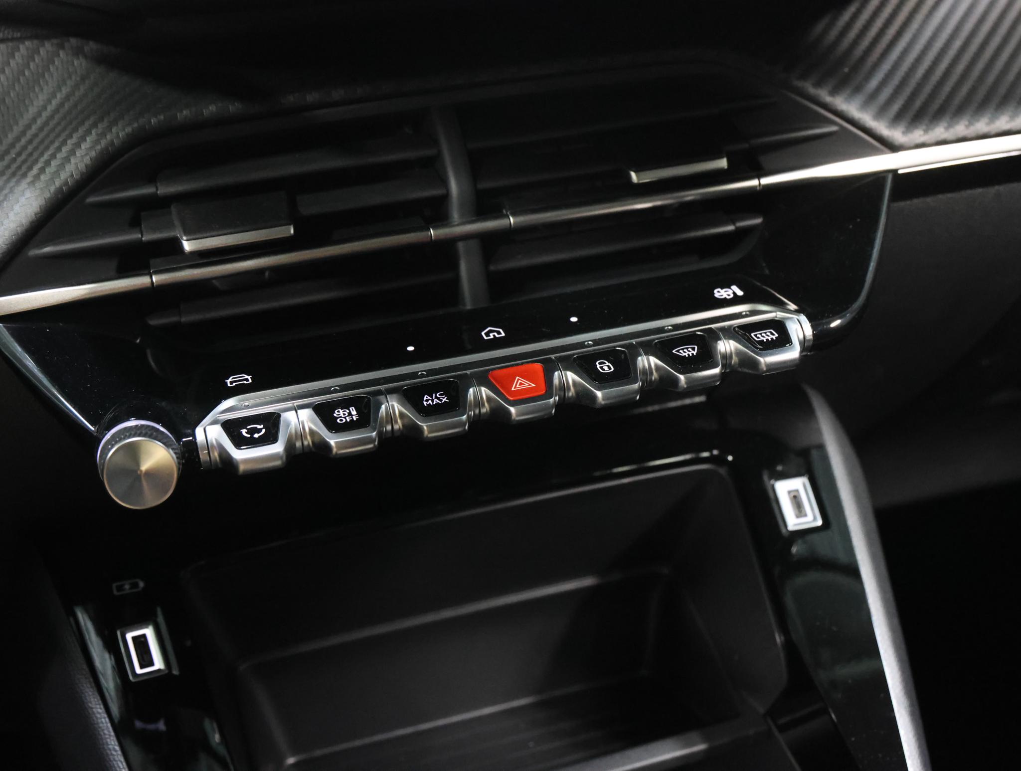 Foto van Peugeot E-208