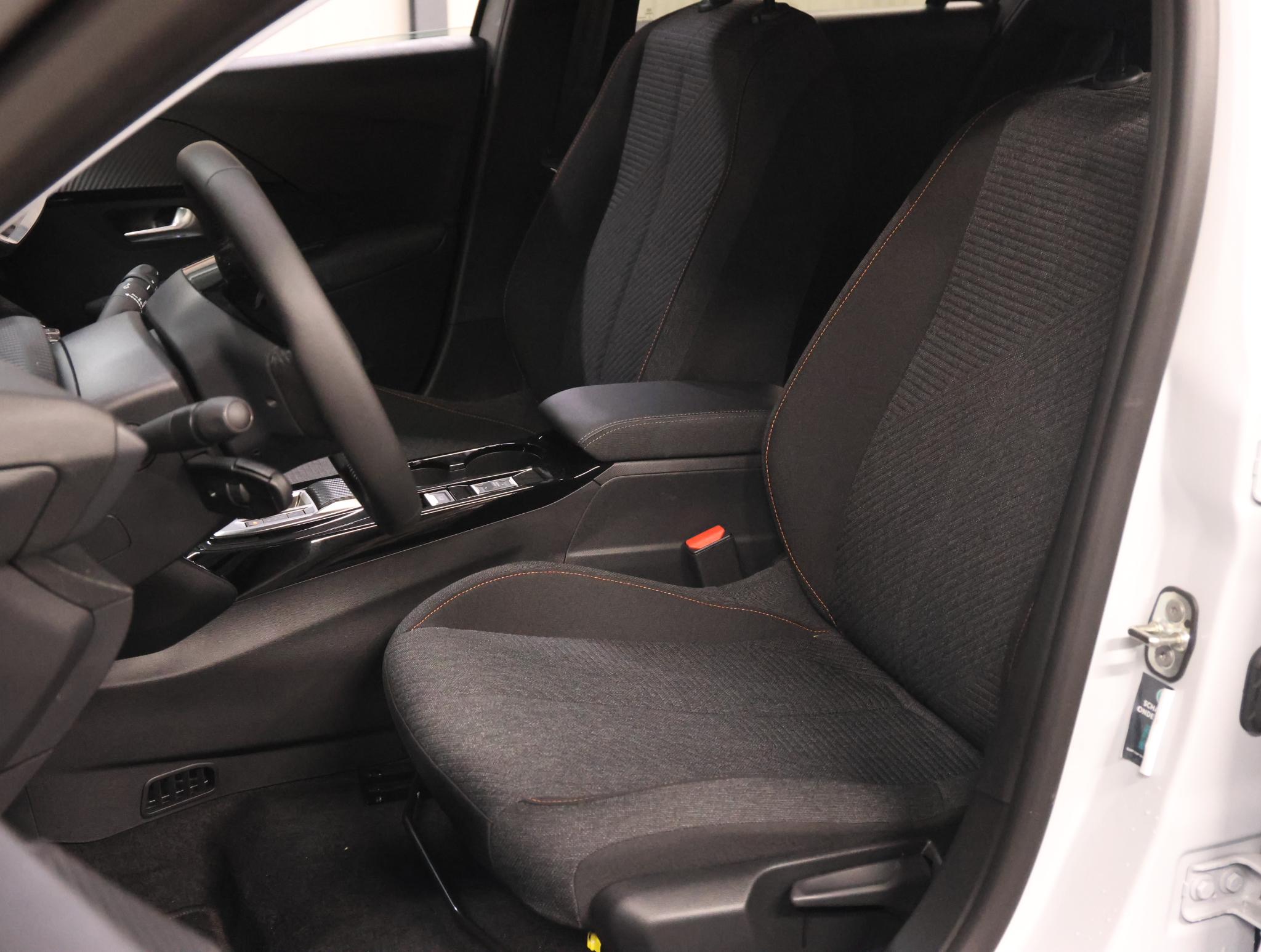 Foto van Peugeot E-208
