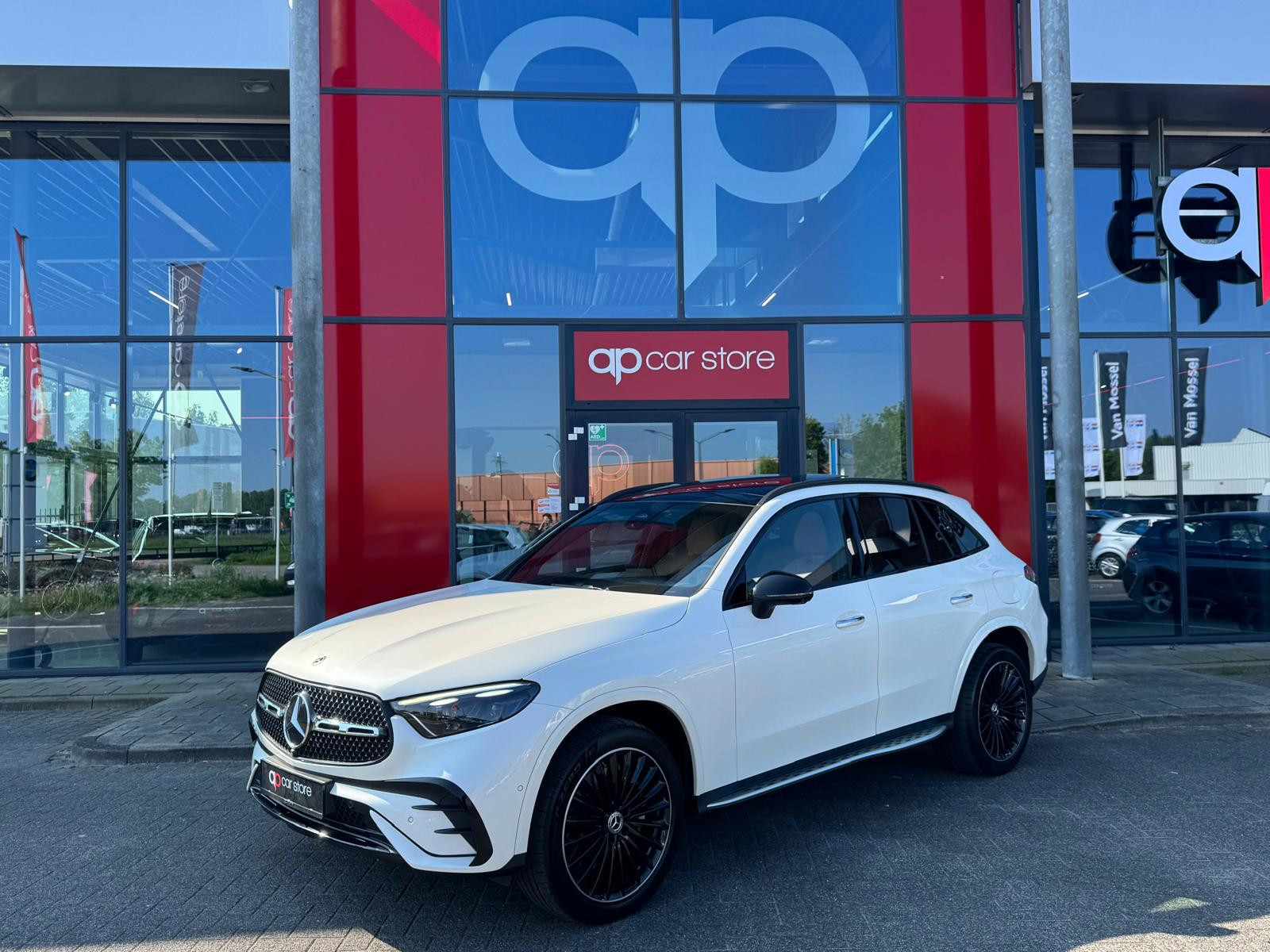 Mercedes-Benz Glc-klasse 400e 4MATIC AMG Line /Pano Full spec 2023 - voorkant