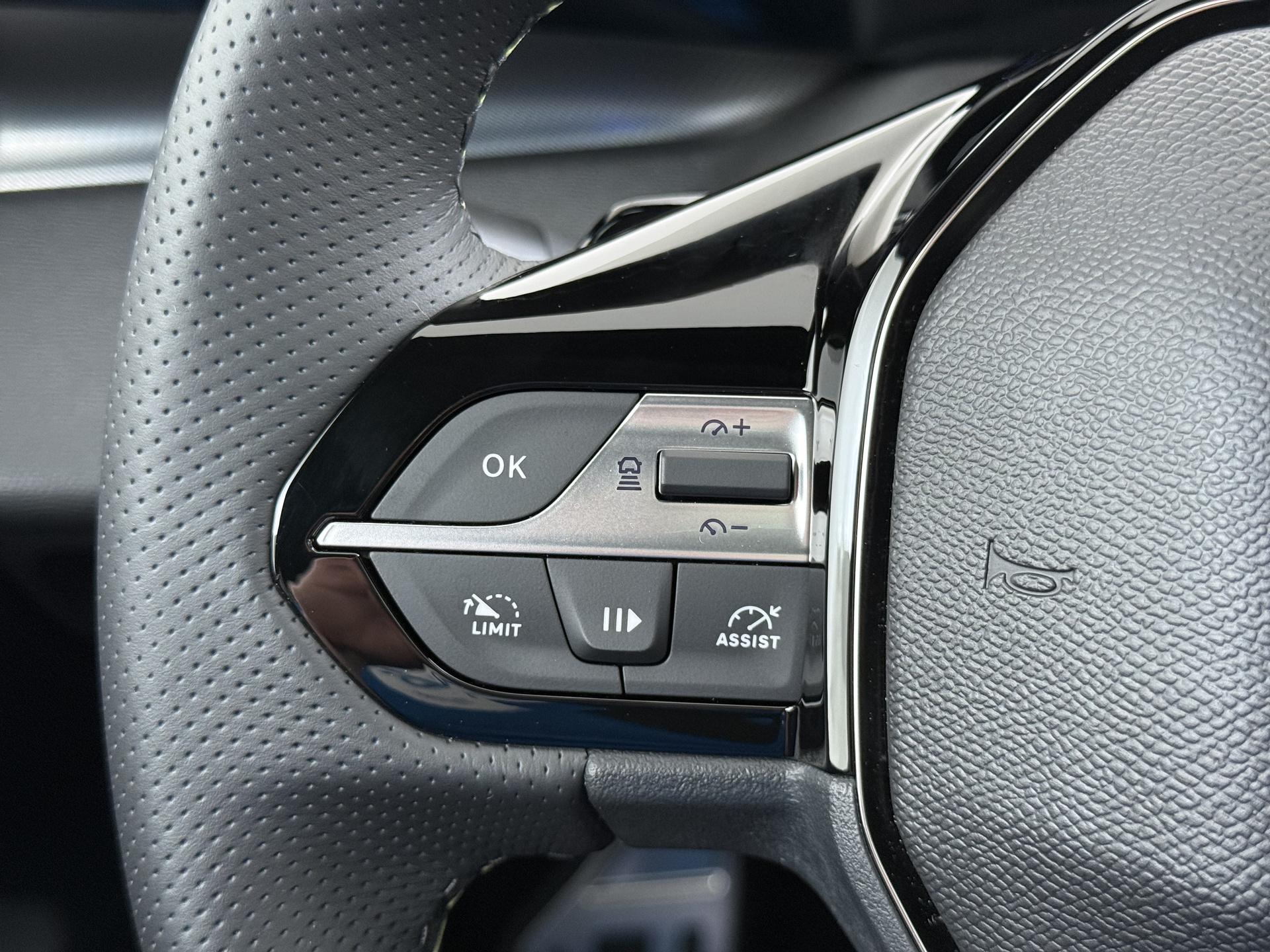 Foto van Peugeot E-408