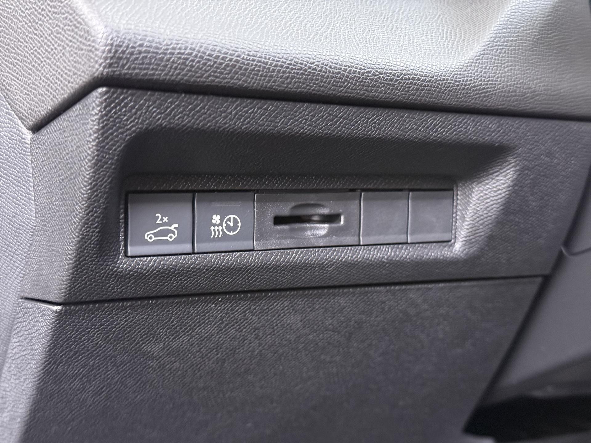 Foto van Peugeot E-408