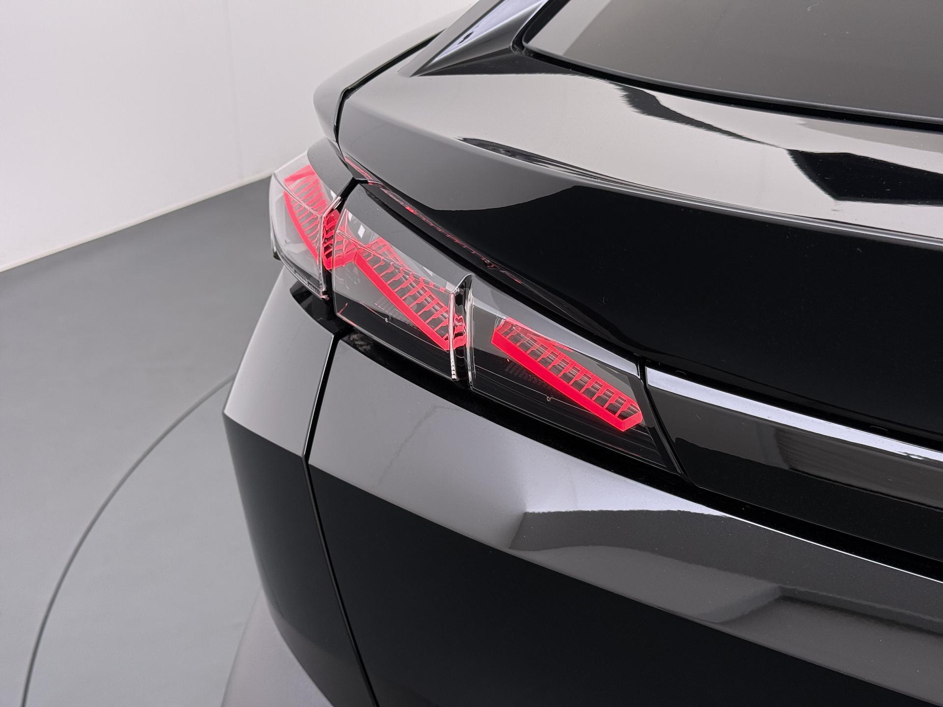Foto van Peugeot E-408