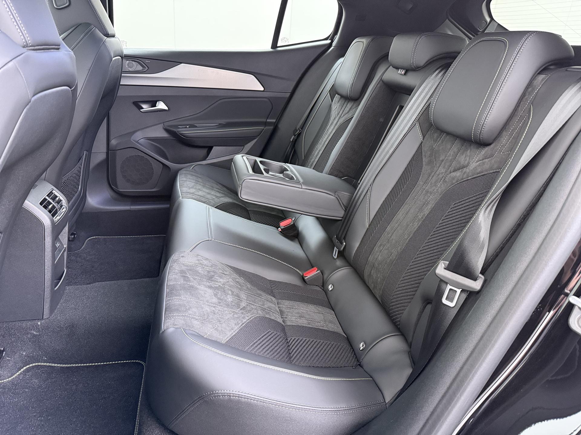Foto van Peugeot E-408