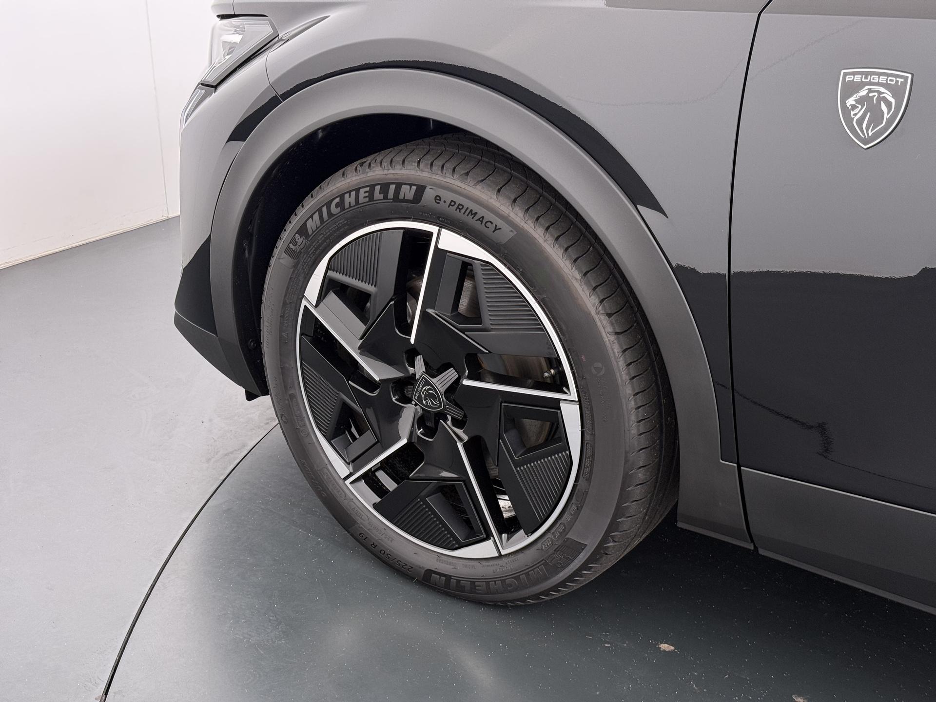 Foto van Peugeot E-408