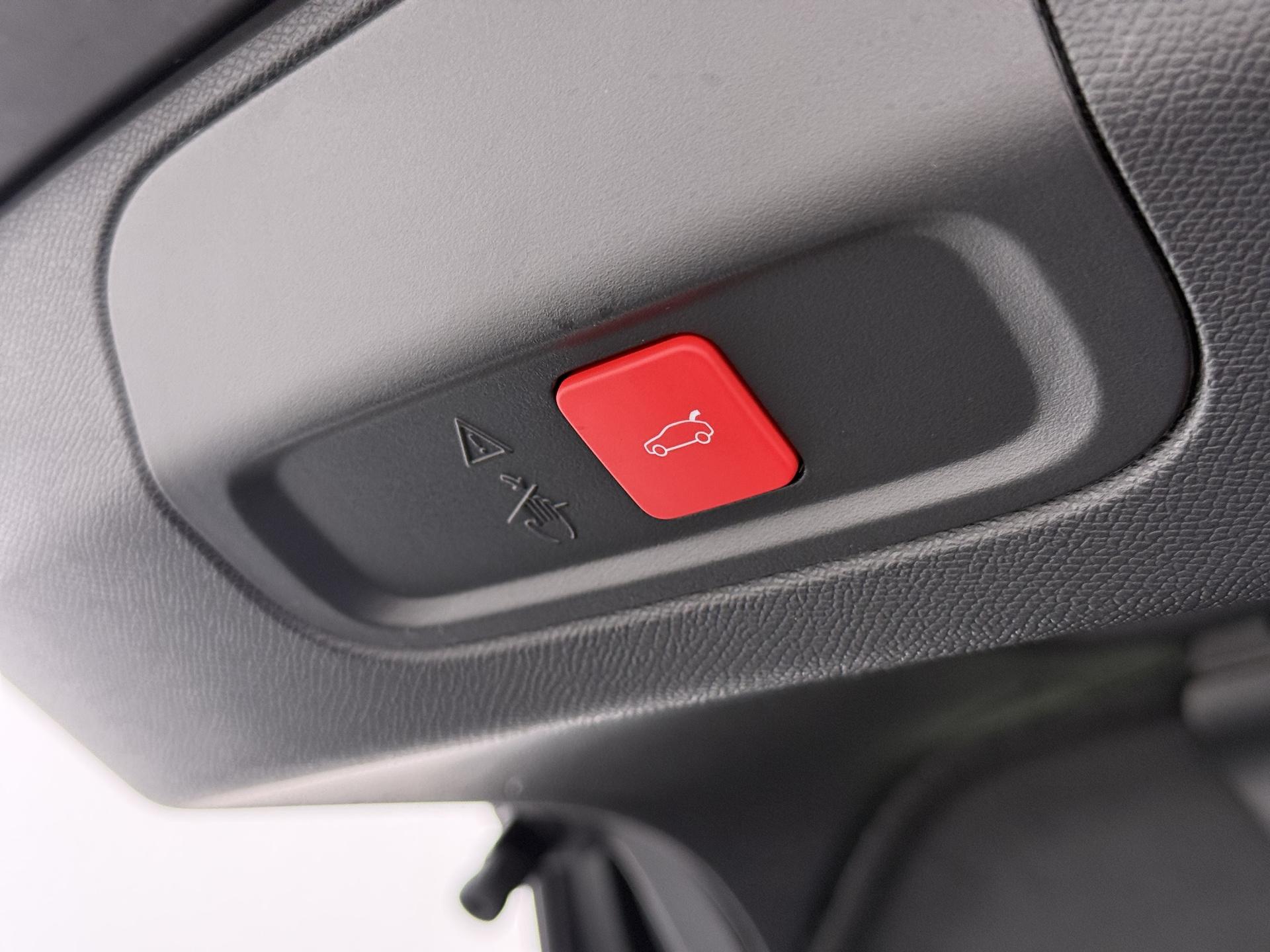 Foto van Peugeot E-408