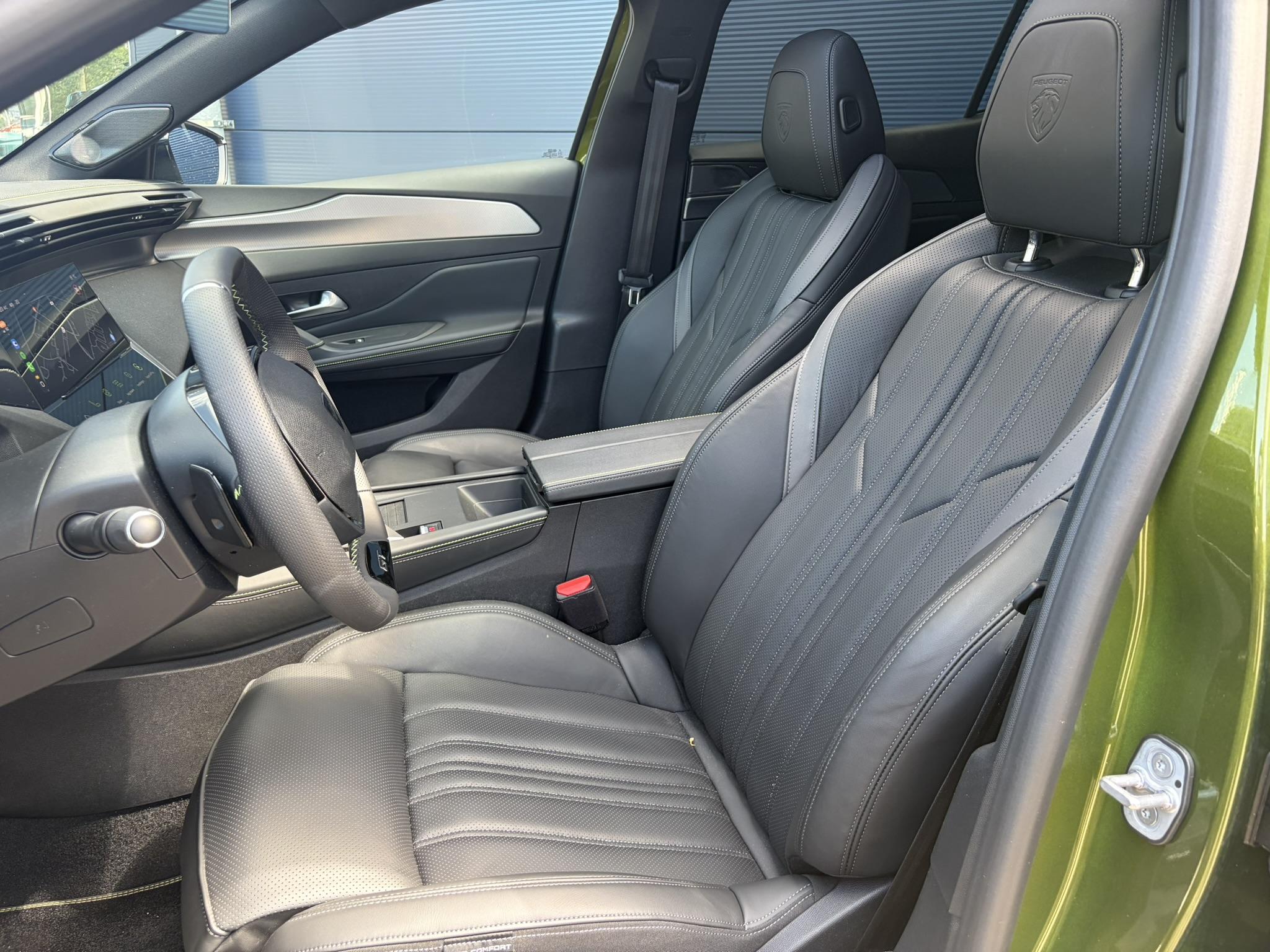 Foto van Peugeot E-408