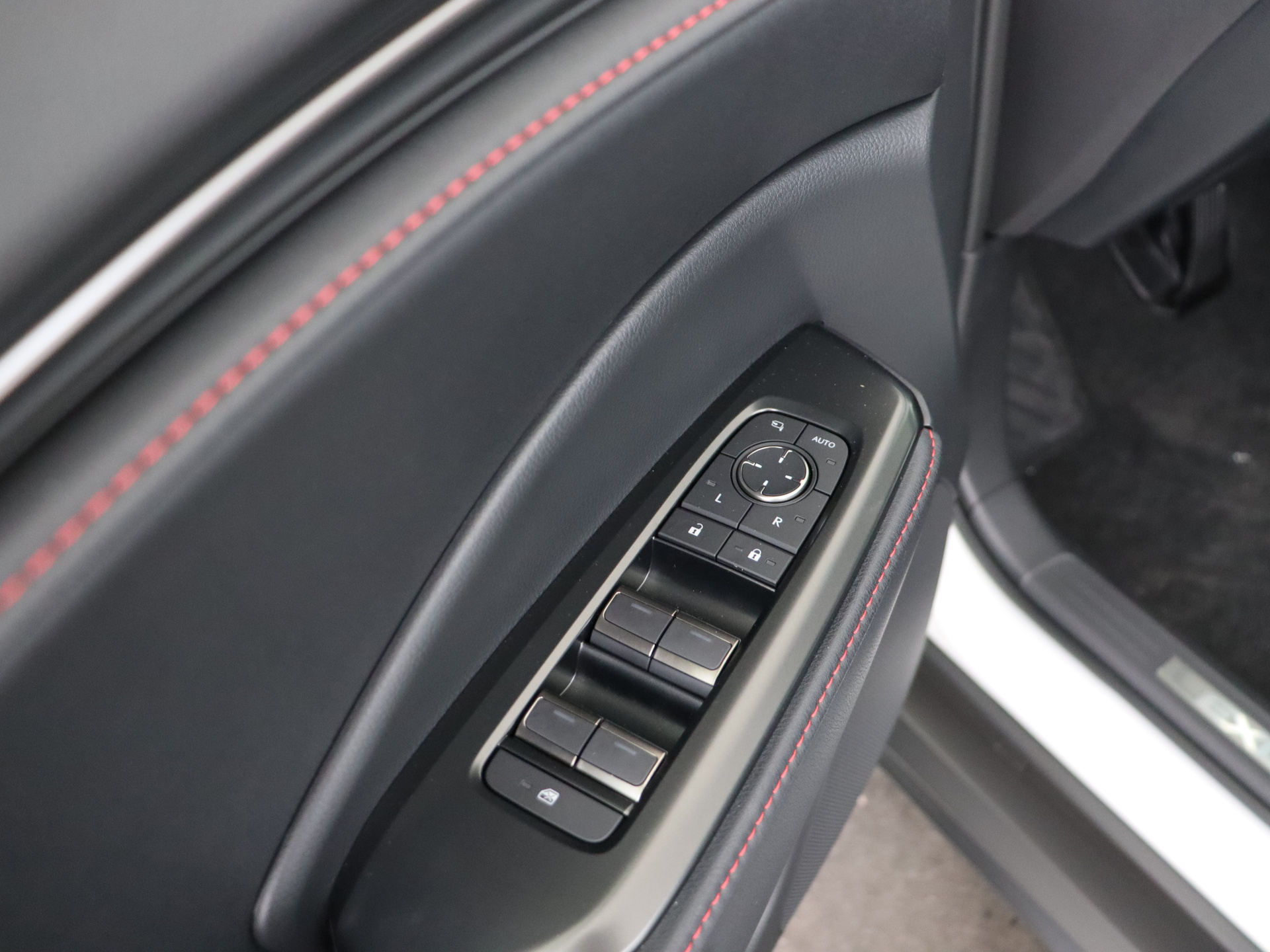 Foto van Lexus LBX