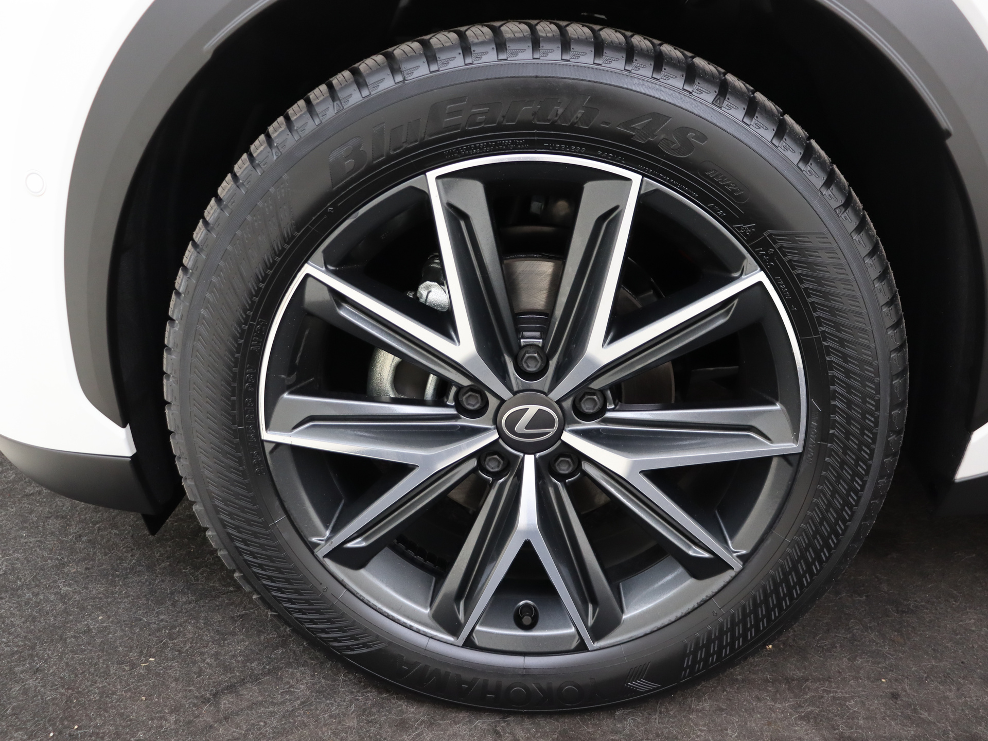 Foto van Lexus LBX