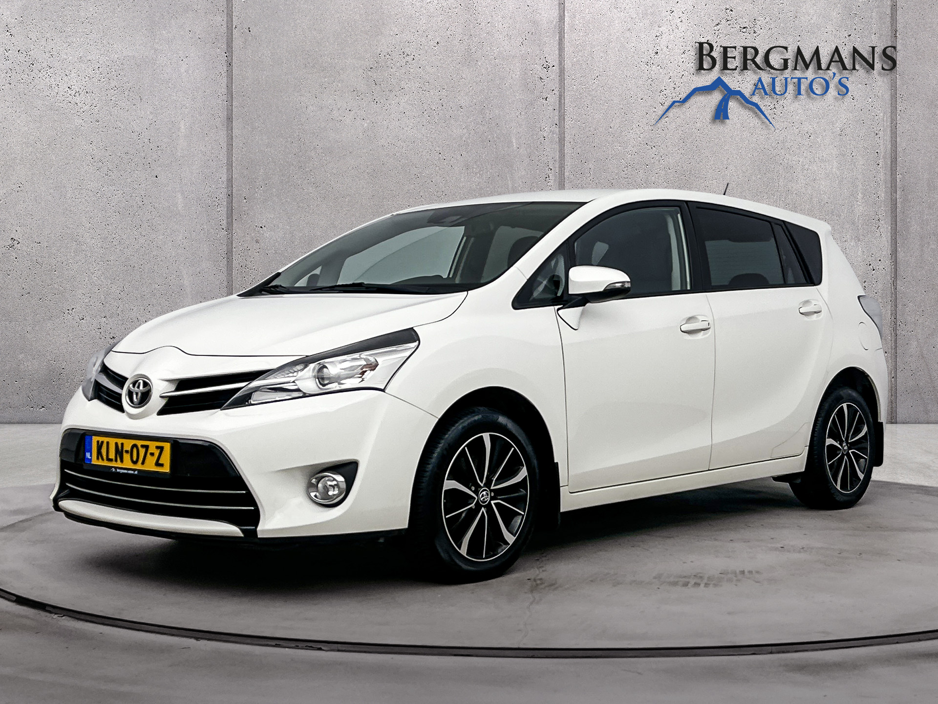 Toyota Verso 1.6 VVT-i Dynamic 50th anniversary 2017 - voorkant