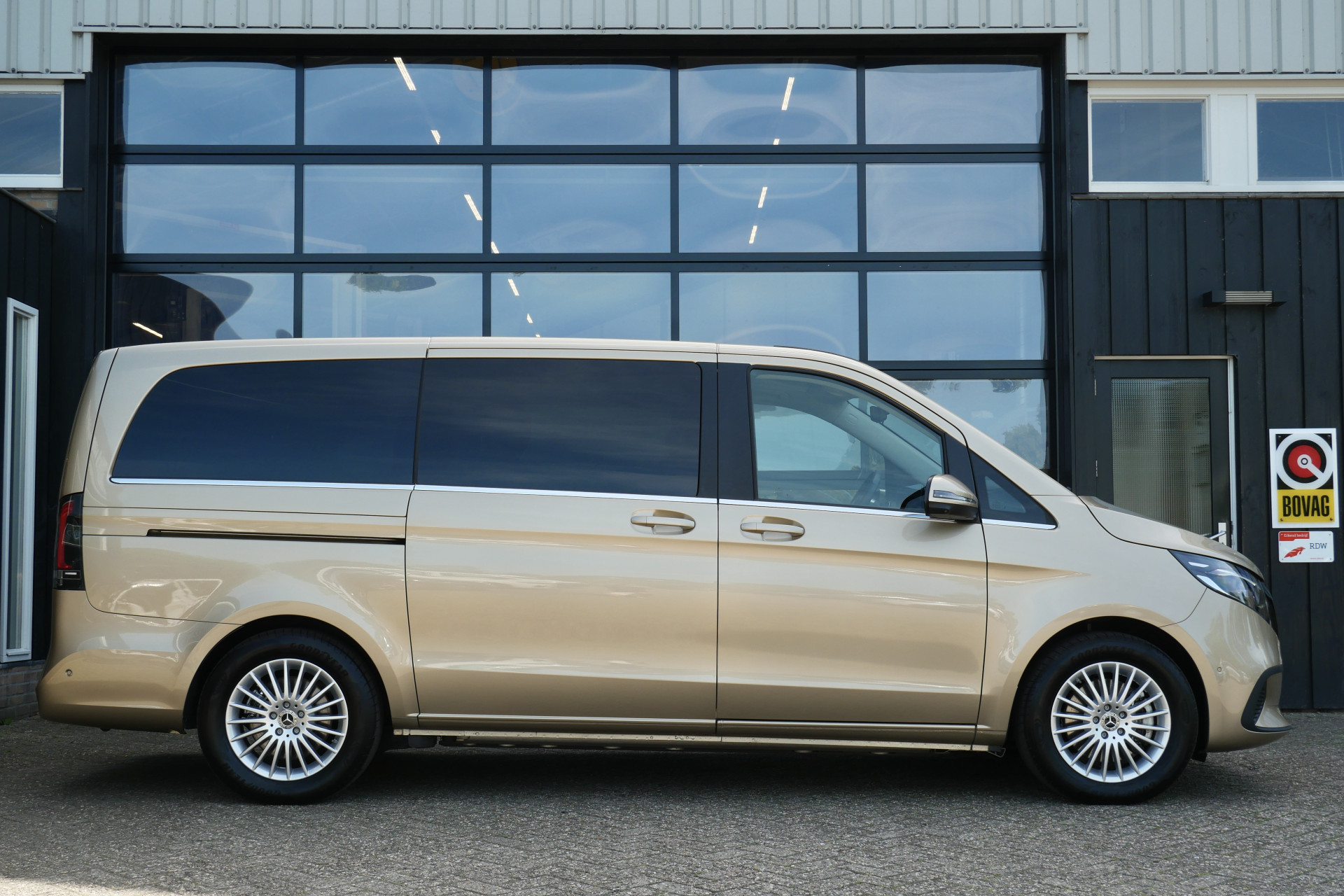 Foto van Mercedes-Benz Eqv