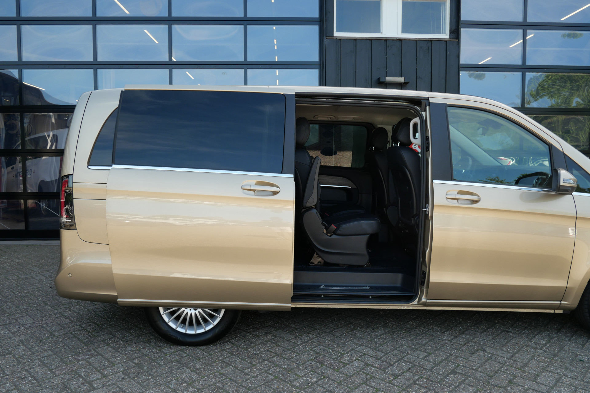 Foto van Mercedes-Benz Eqv