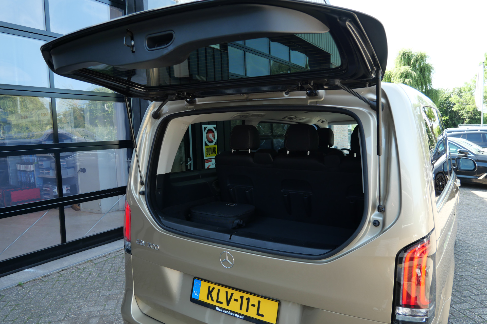 Foto van Mercedes-Benz Eqv