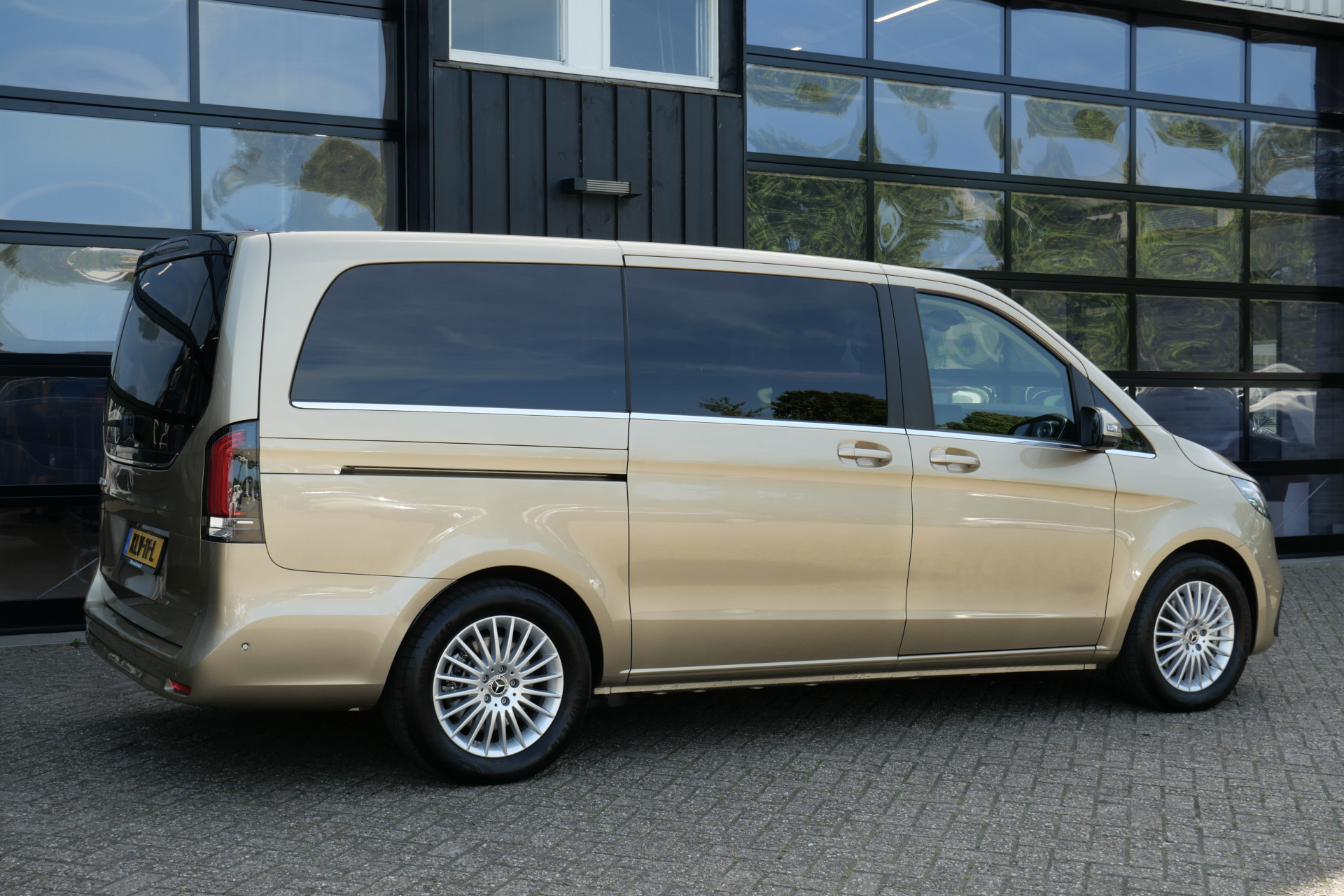 Foto van Mercedes-Benz Eqv