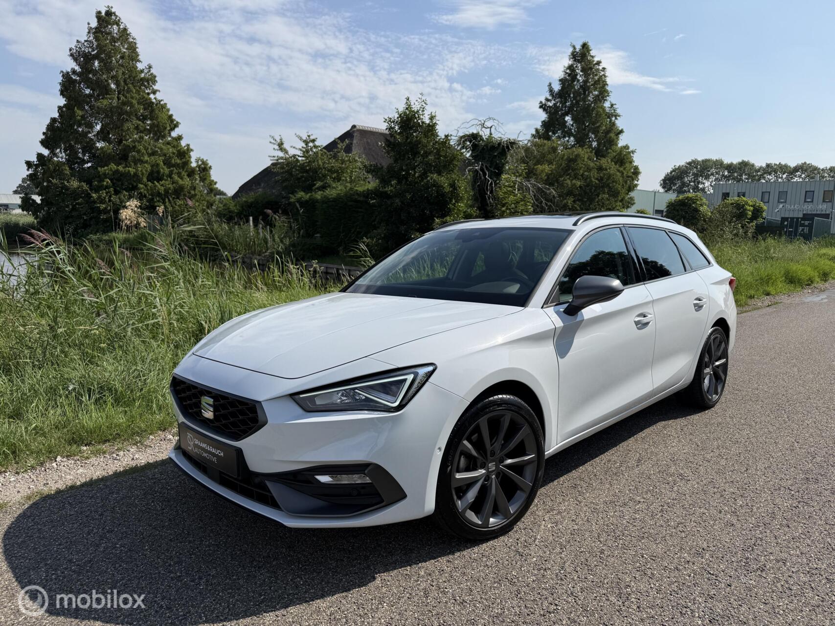 Seat Leon Sportstourer 1.5 eTSI FR / Pano / Trekhaak / Navi 2022 - voorkant