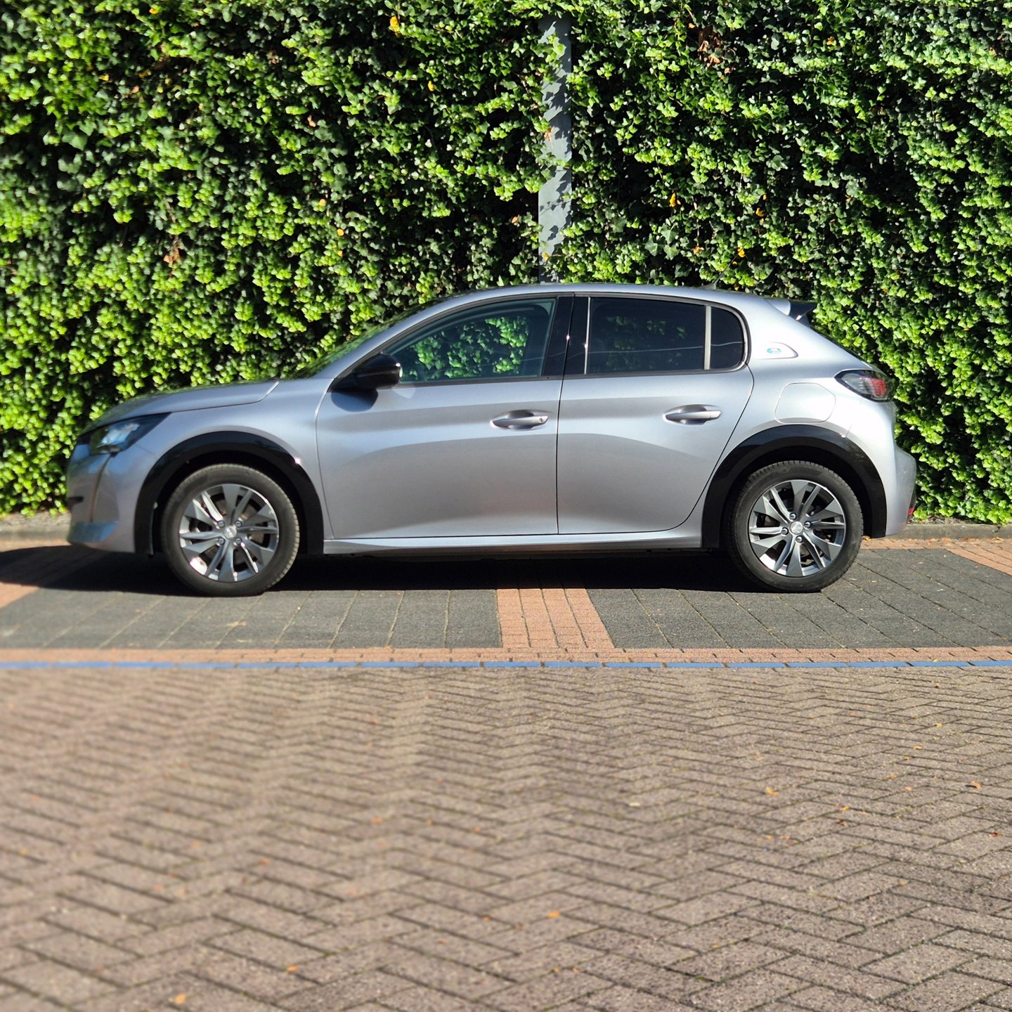 Foto van Peugeot E-208