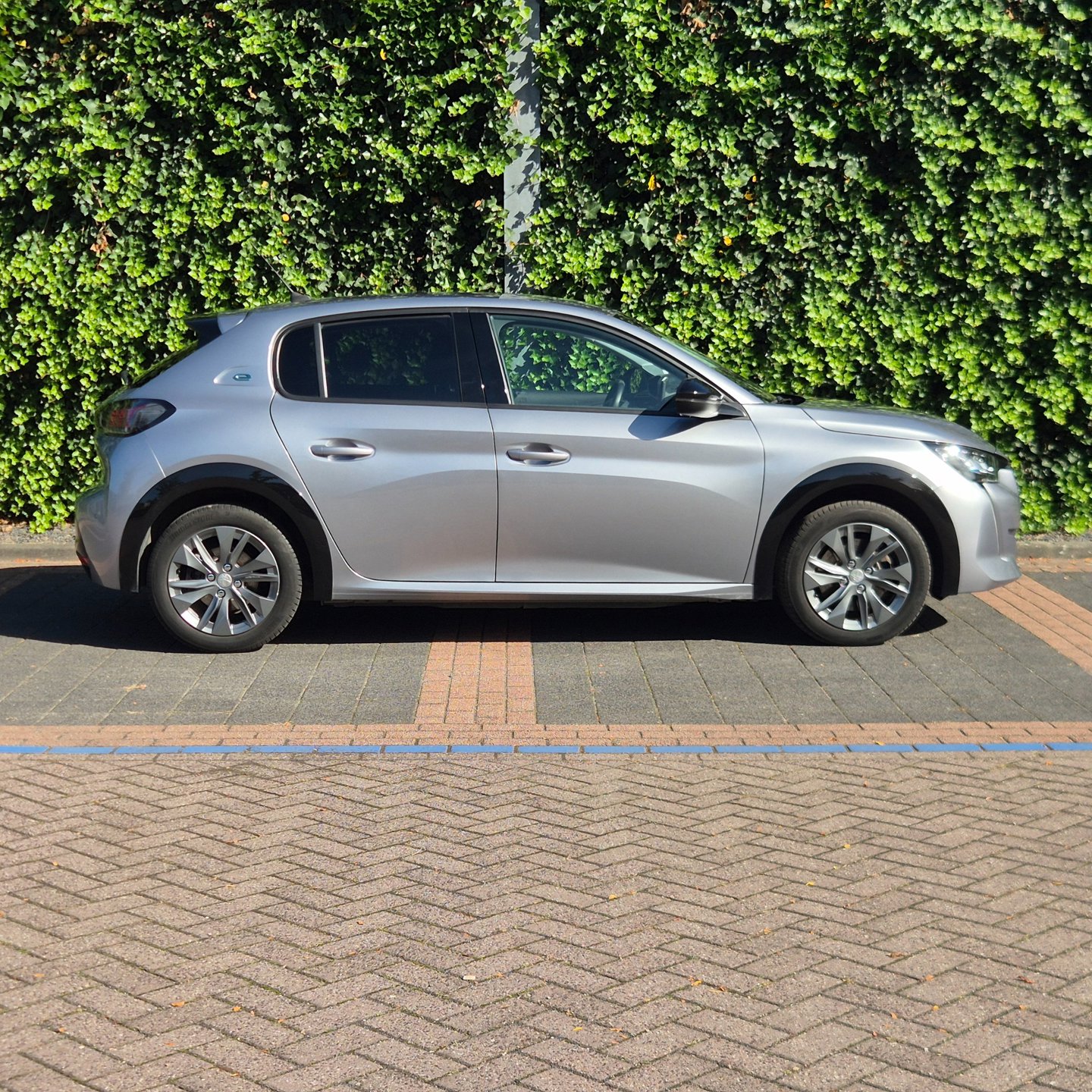 Foto van Peugeot E-208