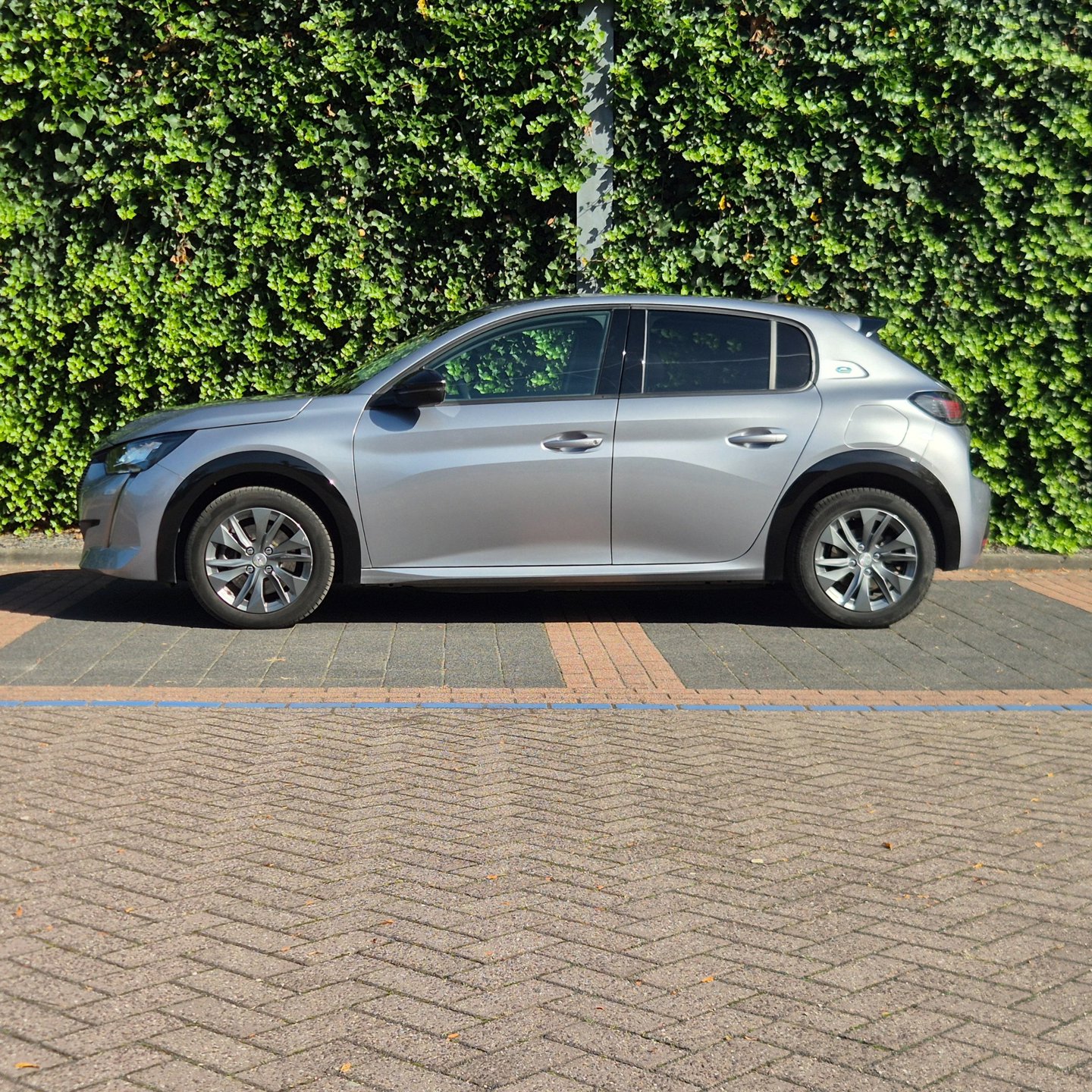 Foto van Peugeot E-208