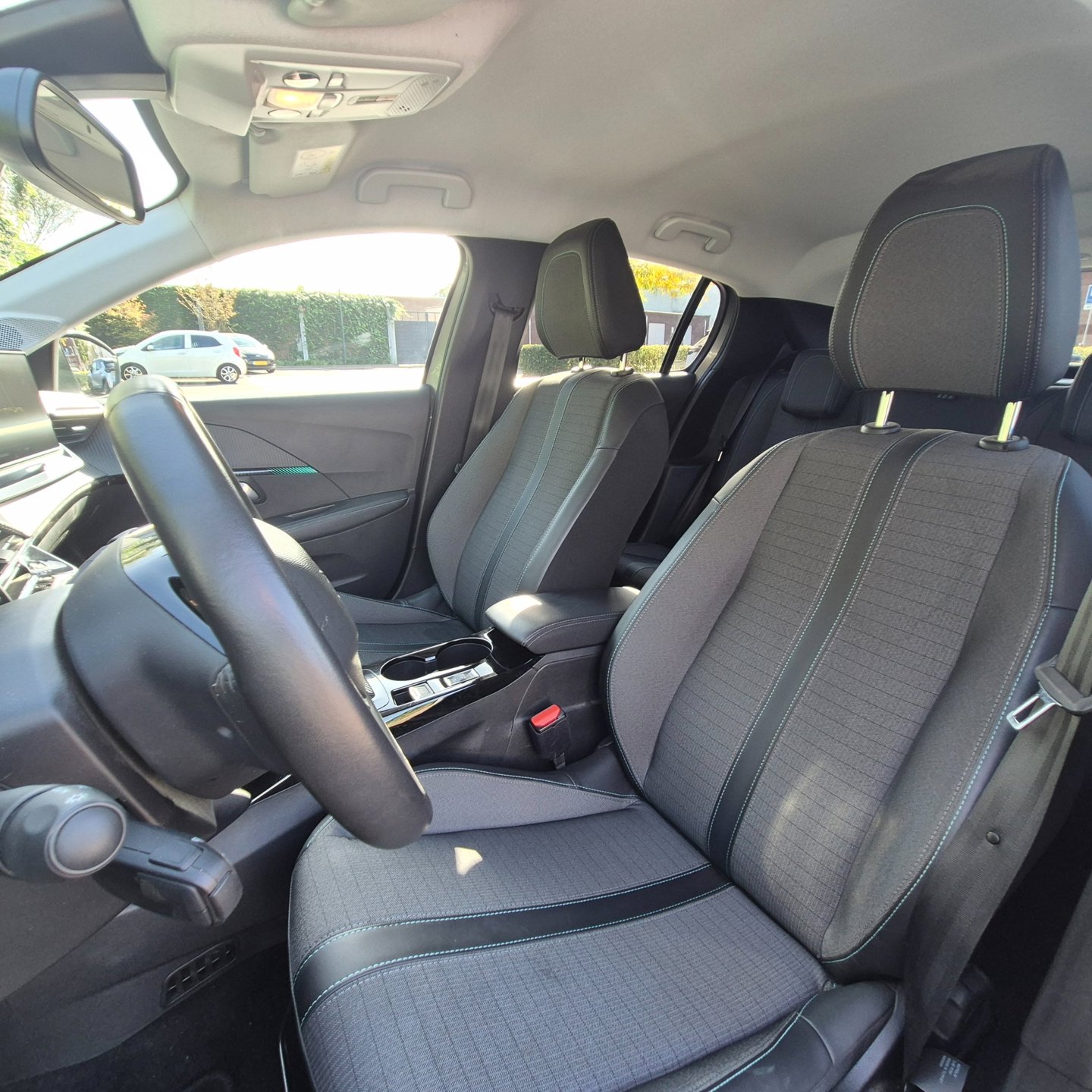 Foto van Peugeot E-208