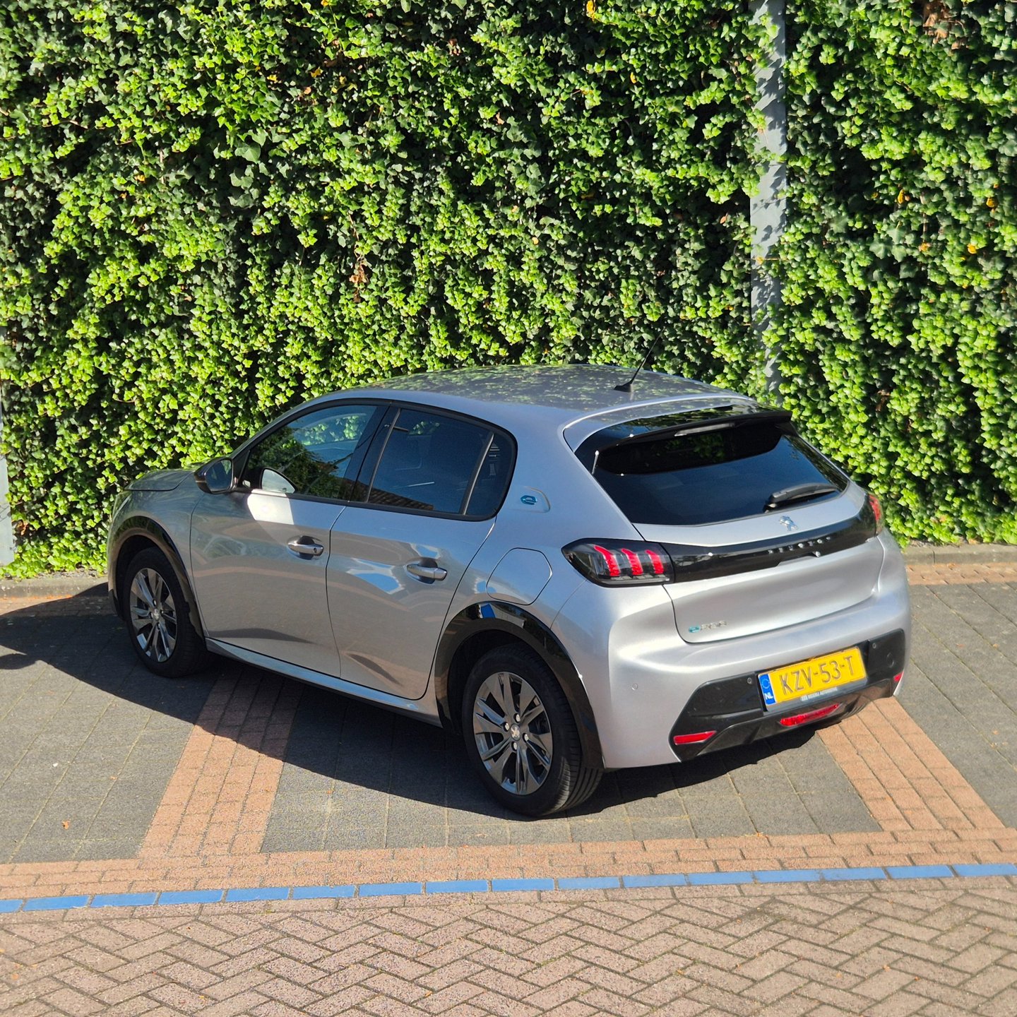 Foto van Peugeot E-208