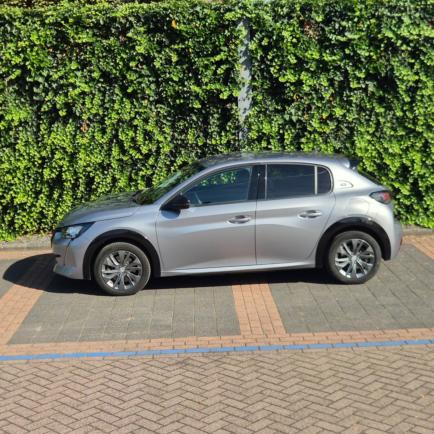 Foto van Peugeot E-208
