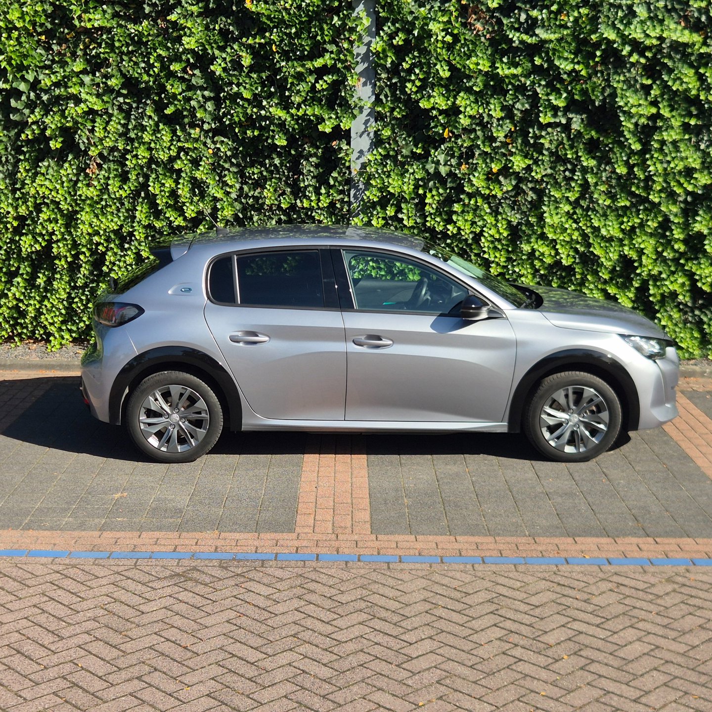Foto van Peugeot E-208
