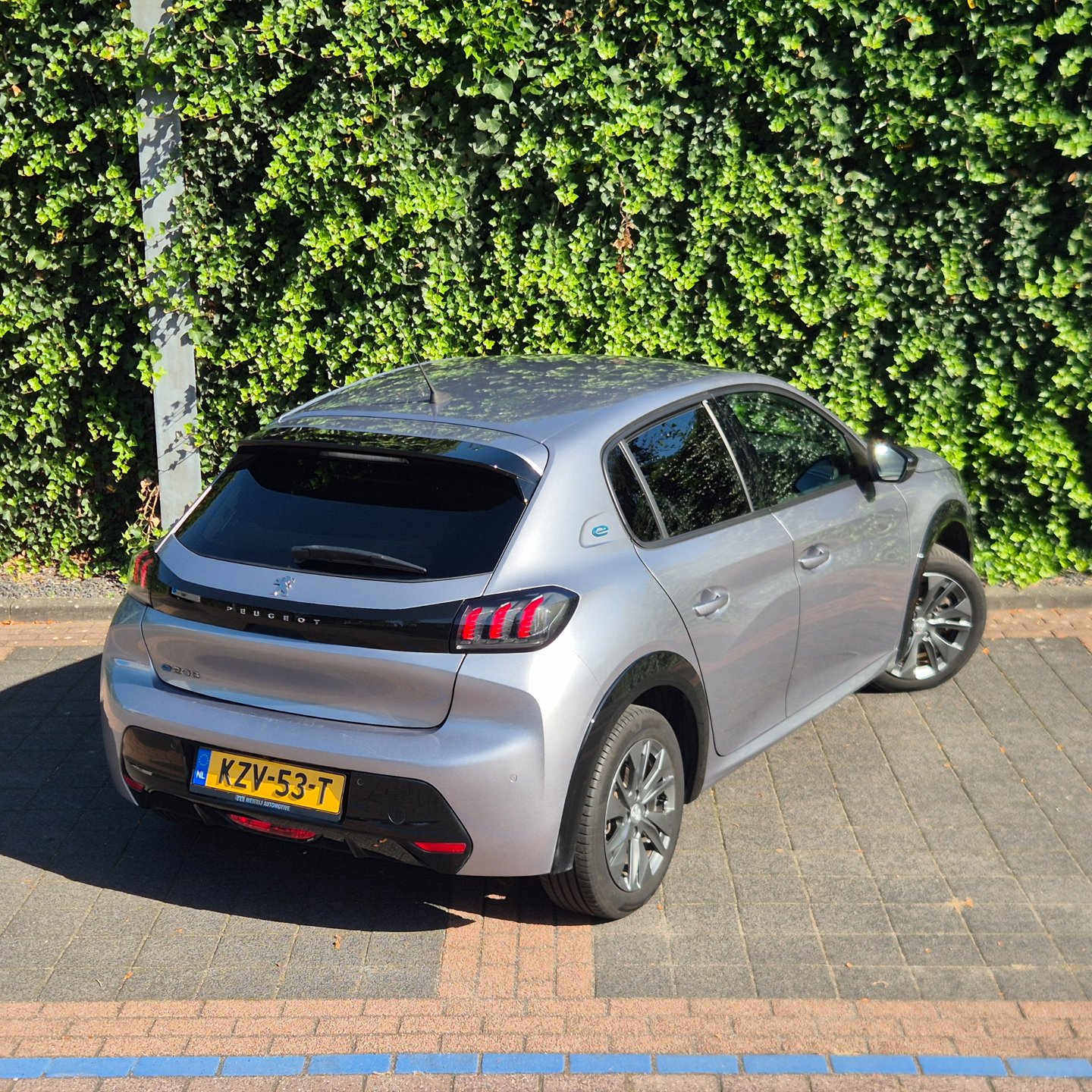 Foto van Peugeot E-208