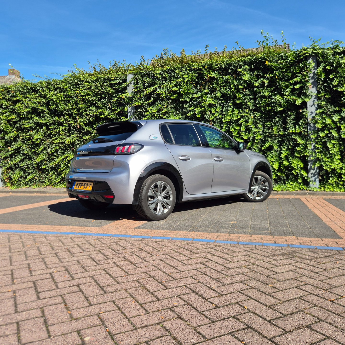 Foto van Peugeot E-208