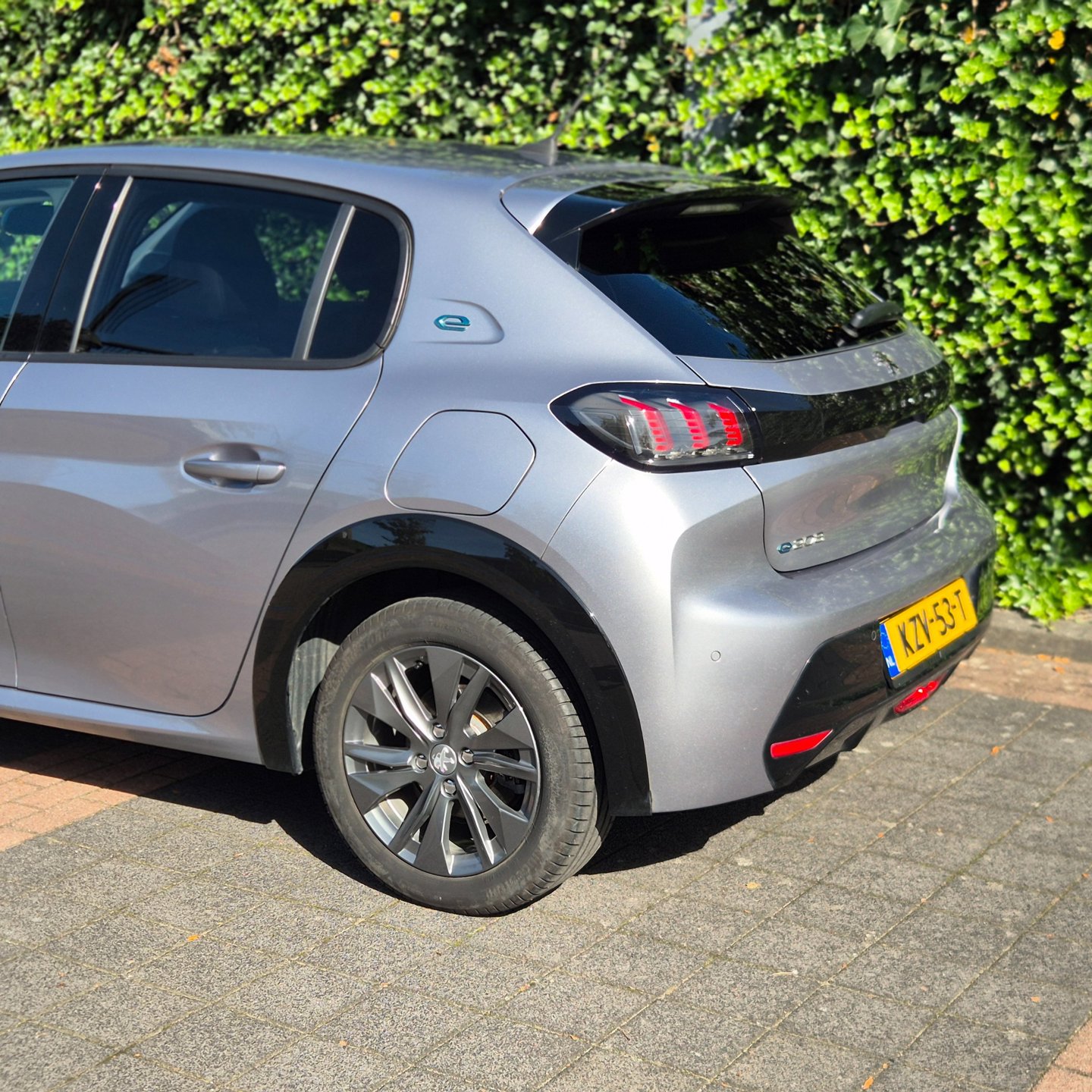 Foto van Peugeot E-208