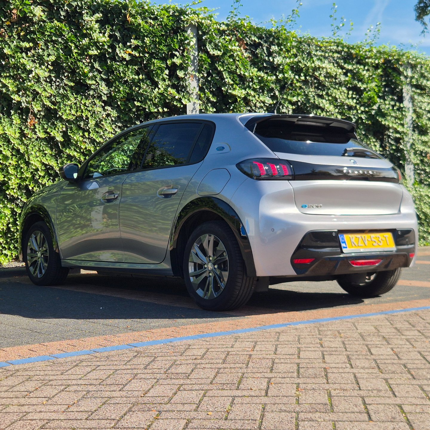 Foto van Peugeot E-208