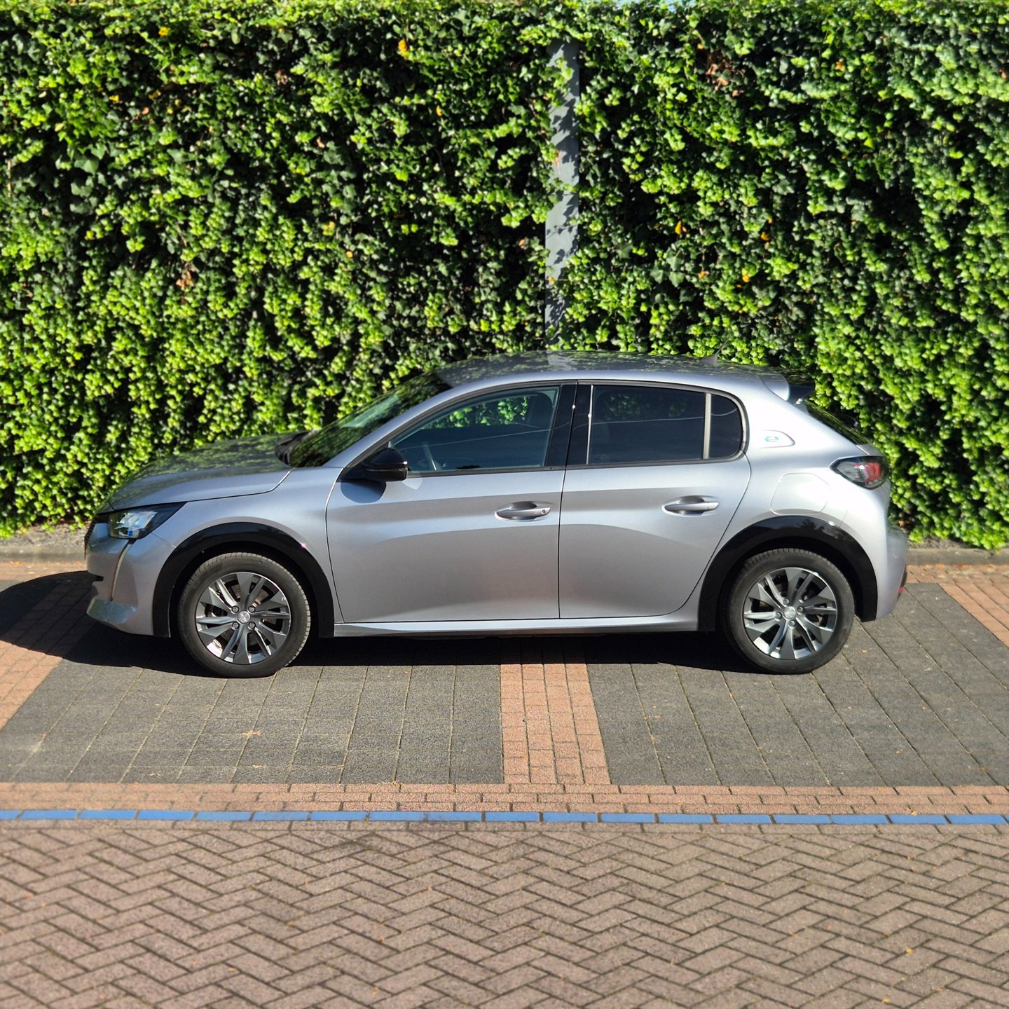 Foto van Peugeot E-208