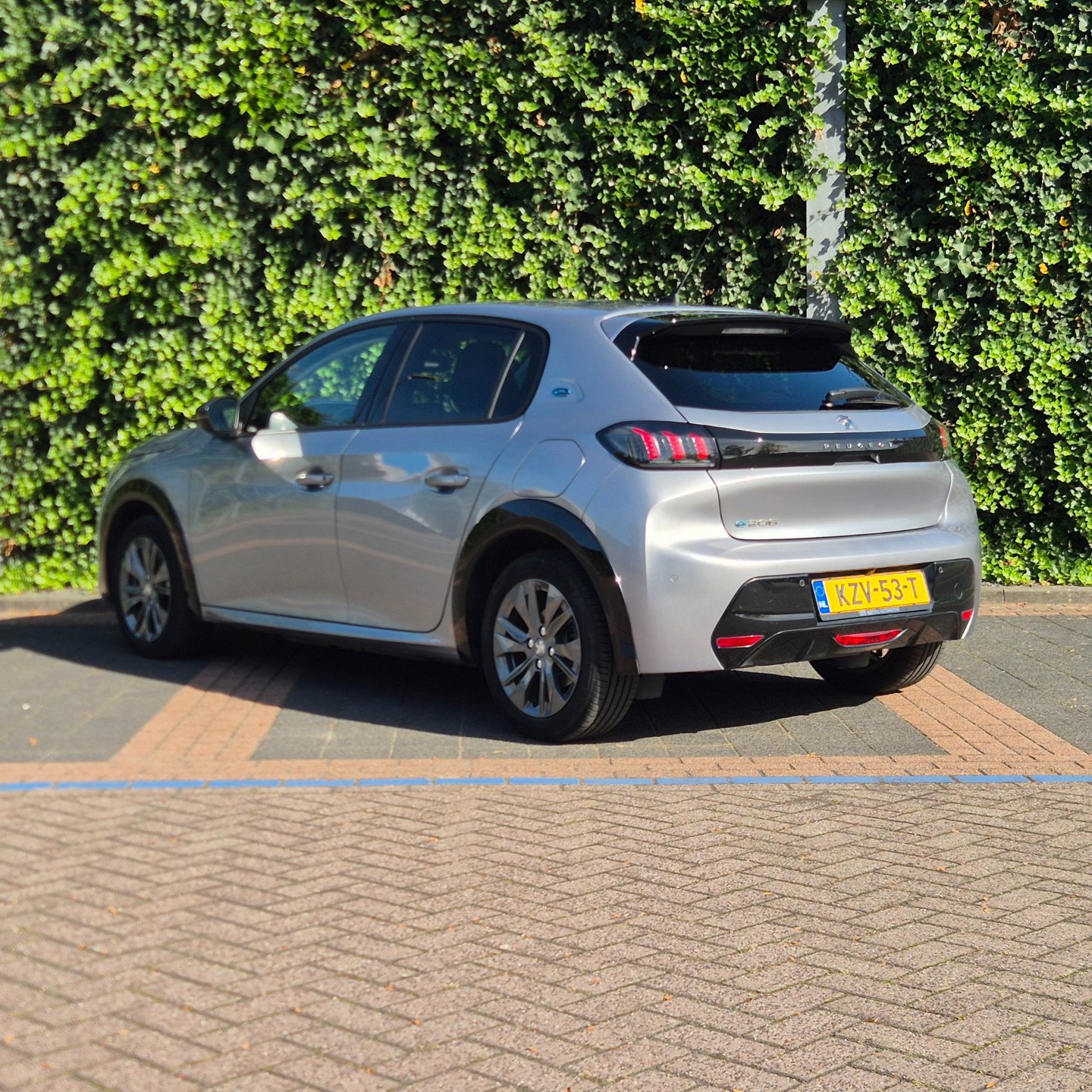 Foto van Peugeot E-208