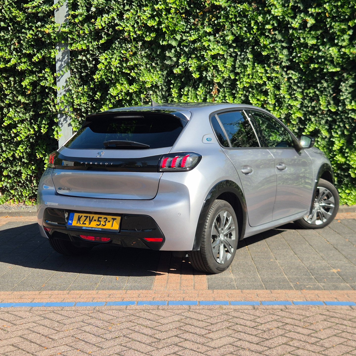 Foto van Peugeot E-208