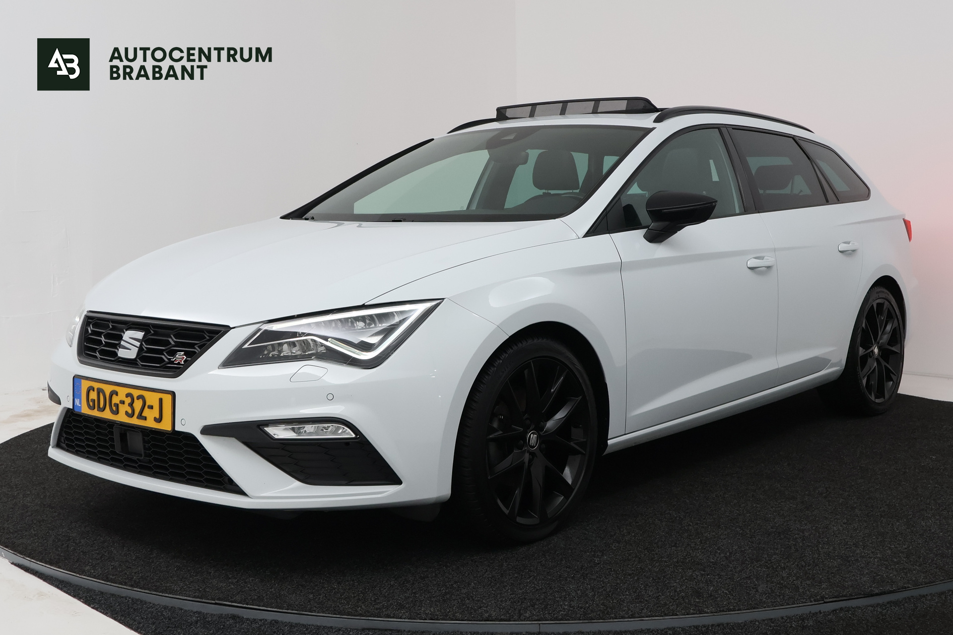 Seat Leon Sportstourer 1.5 TSI FR Ultimate Edition Black (PANORAMADAK, STOELVERWARMING, BEATS AUDIO, DIGITALE COCKPIT) 2020 - voorkant