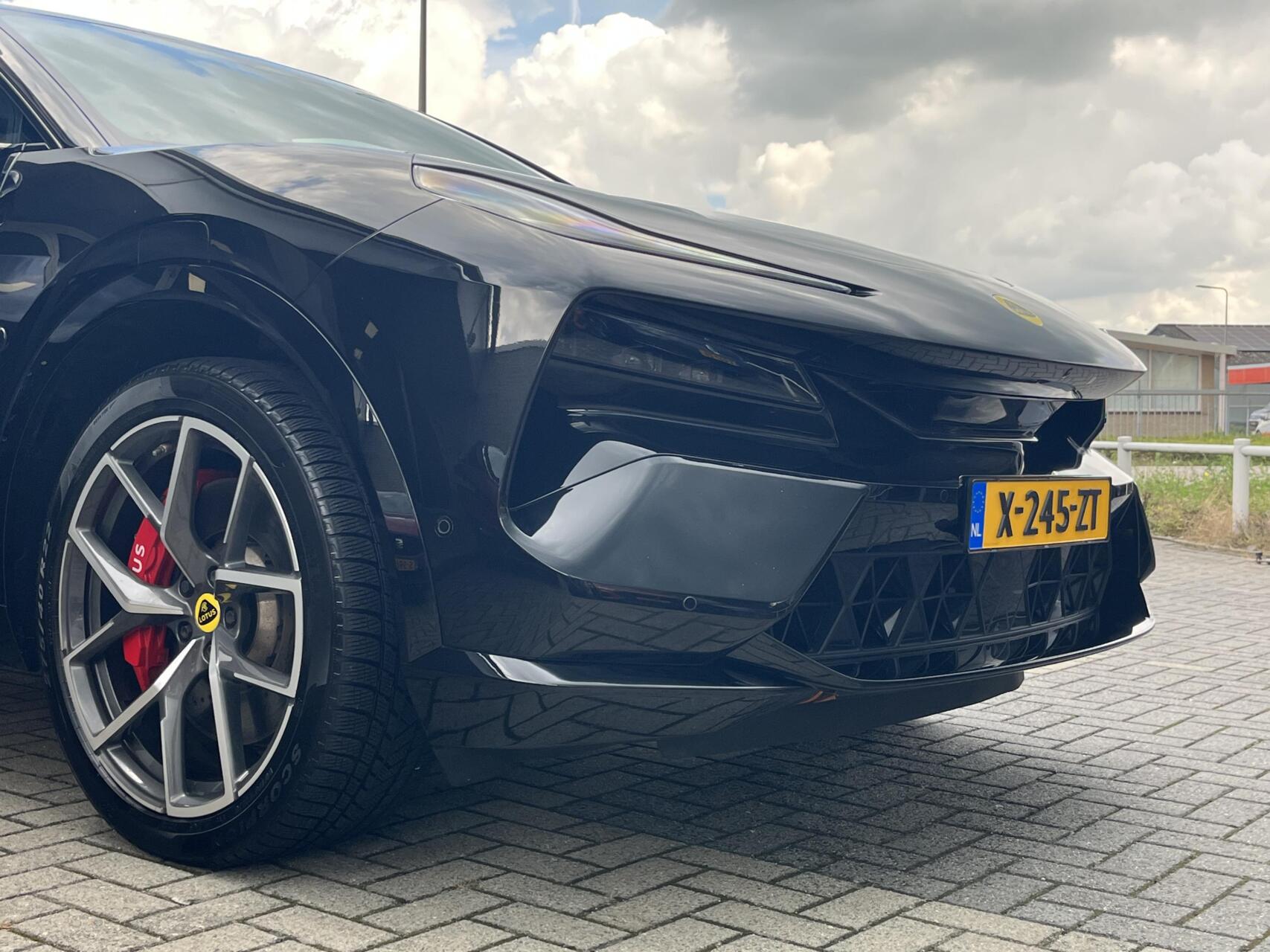 Foto van Lotus Eletre
