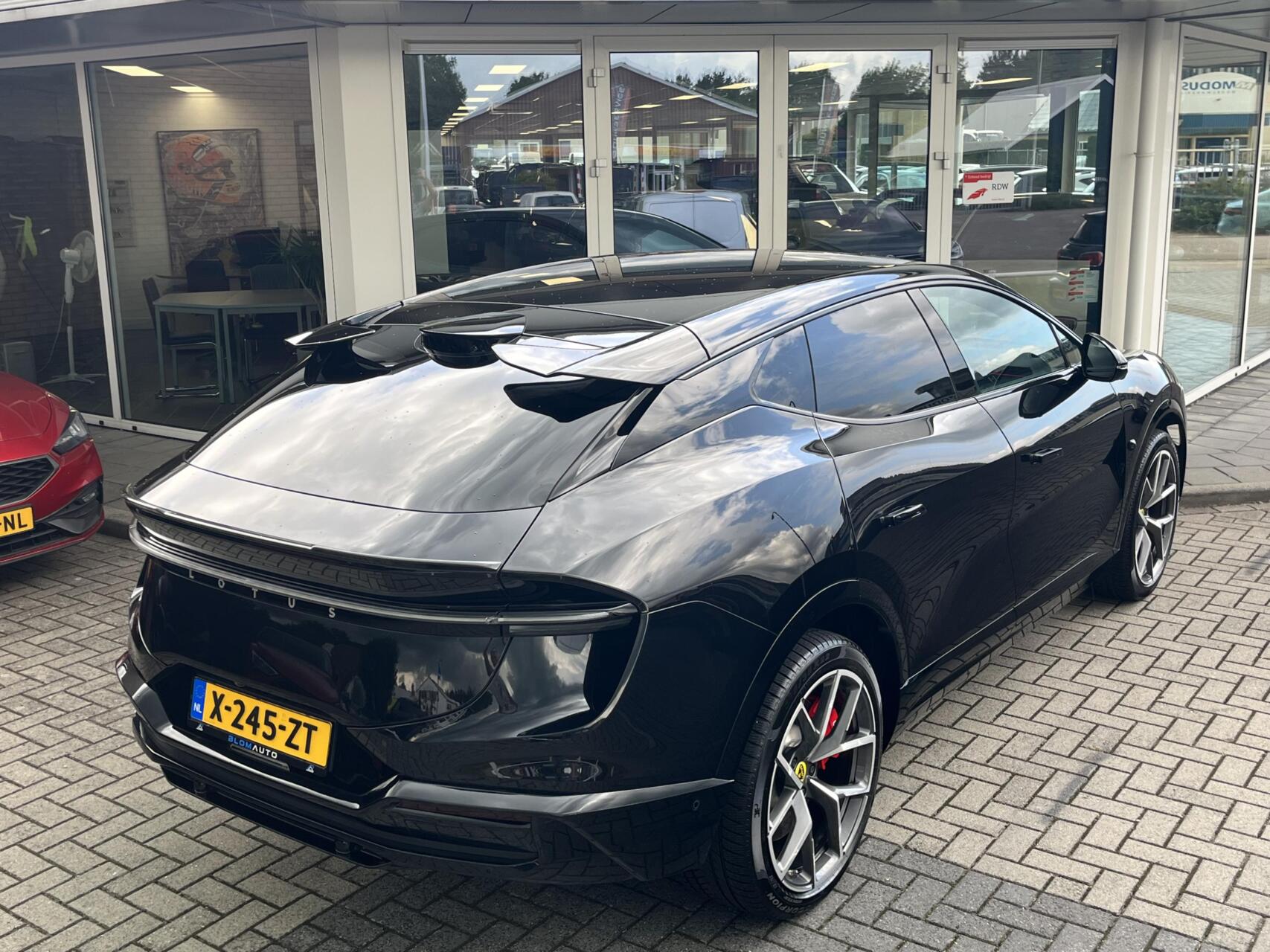 Foto van Lotus Eletre