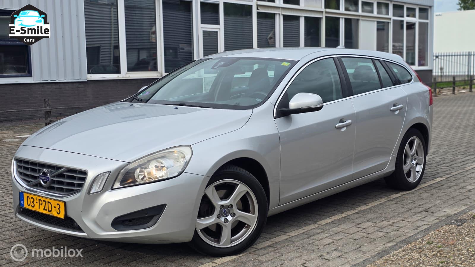 Volvo V60 1.6 T4 Momentum/Airco/PDC/Cruise/ClimateControl/BT 2011 - voorkant