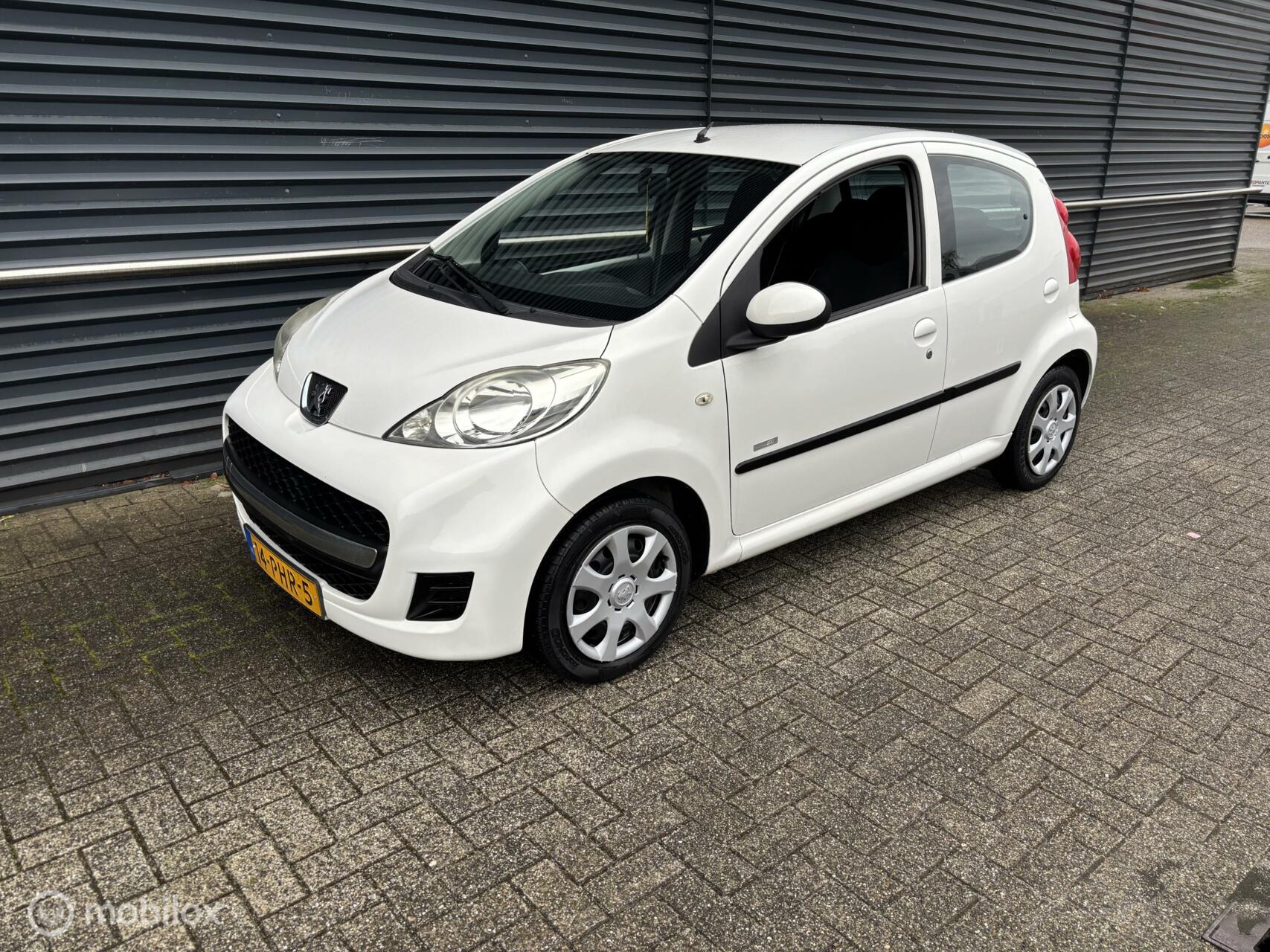 Peugeot 107 1.0-12V Millesim 200 1E EIGENAAR / NWE APK AIRCO / NETTE AUTO / ELECTRISCH PAKKET 2011 - voorkant