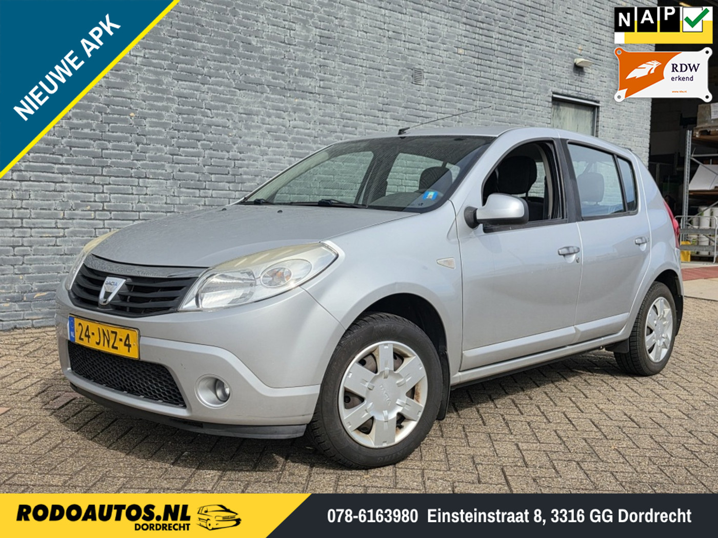 Dacia Sandero 1.2 Lauréate 5Drs Airco Carplay Nw APK ✅ 2009 - voorkant