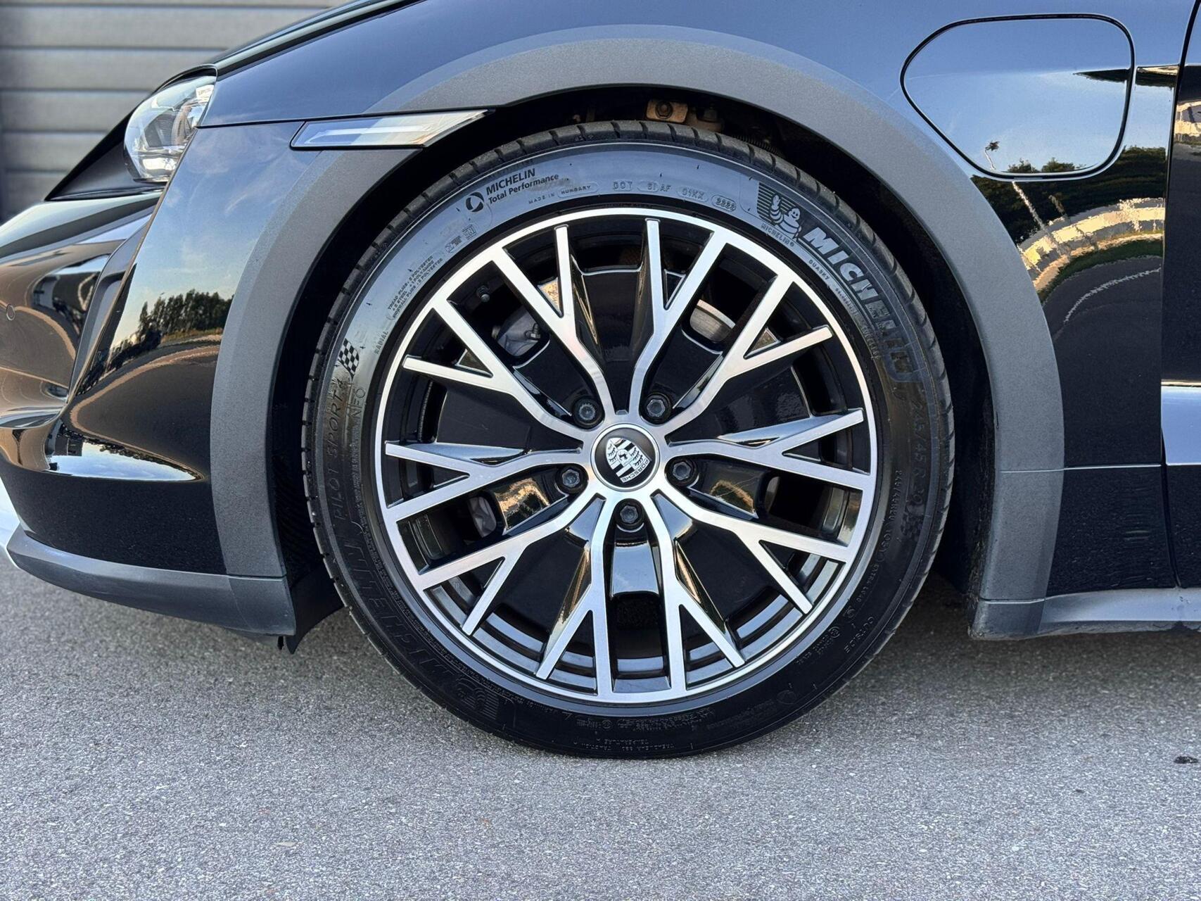 Foto van Porsche Taycan 4