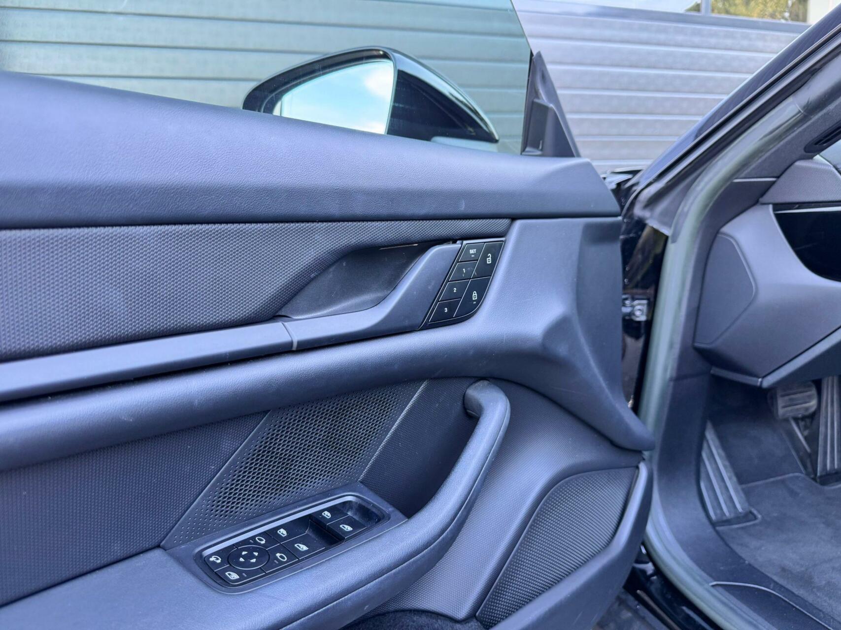 Foto van Porsche Taycan 4