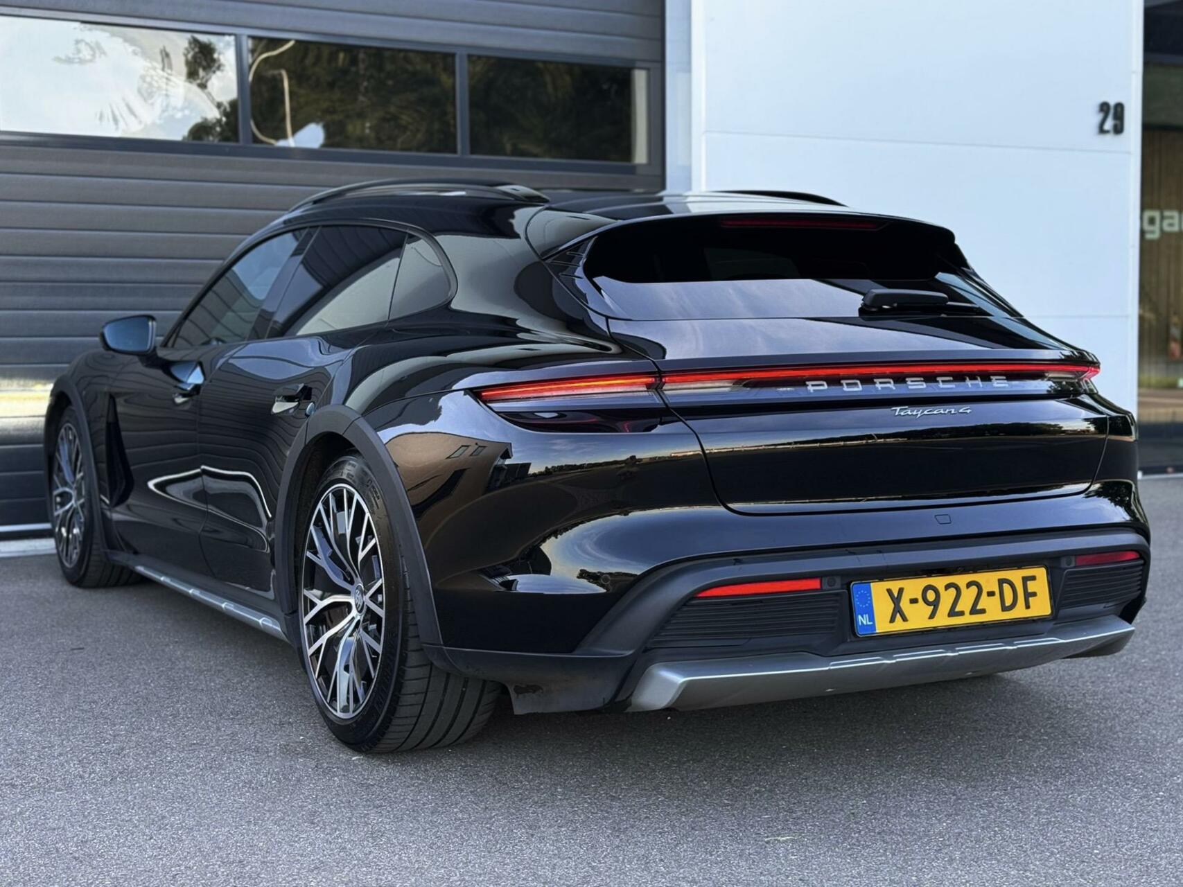 Foto van Porsche Taycan 4