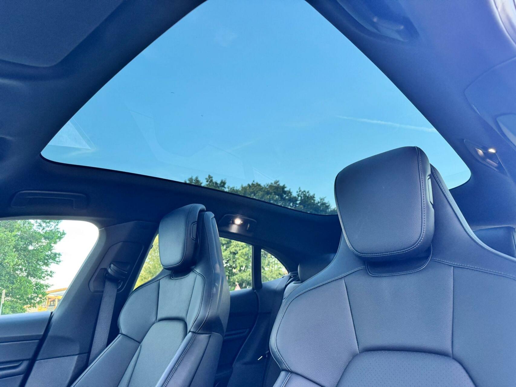 Foto van Porsche Taycan 4
