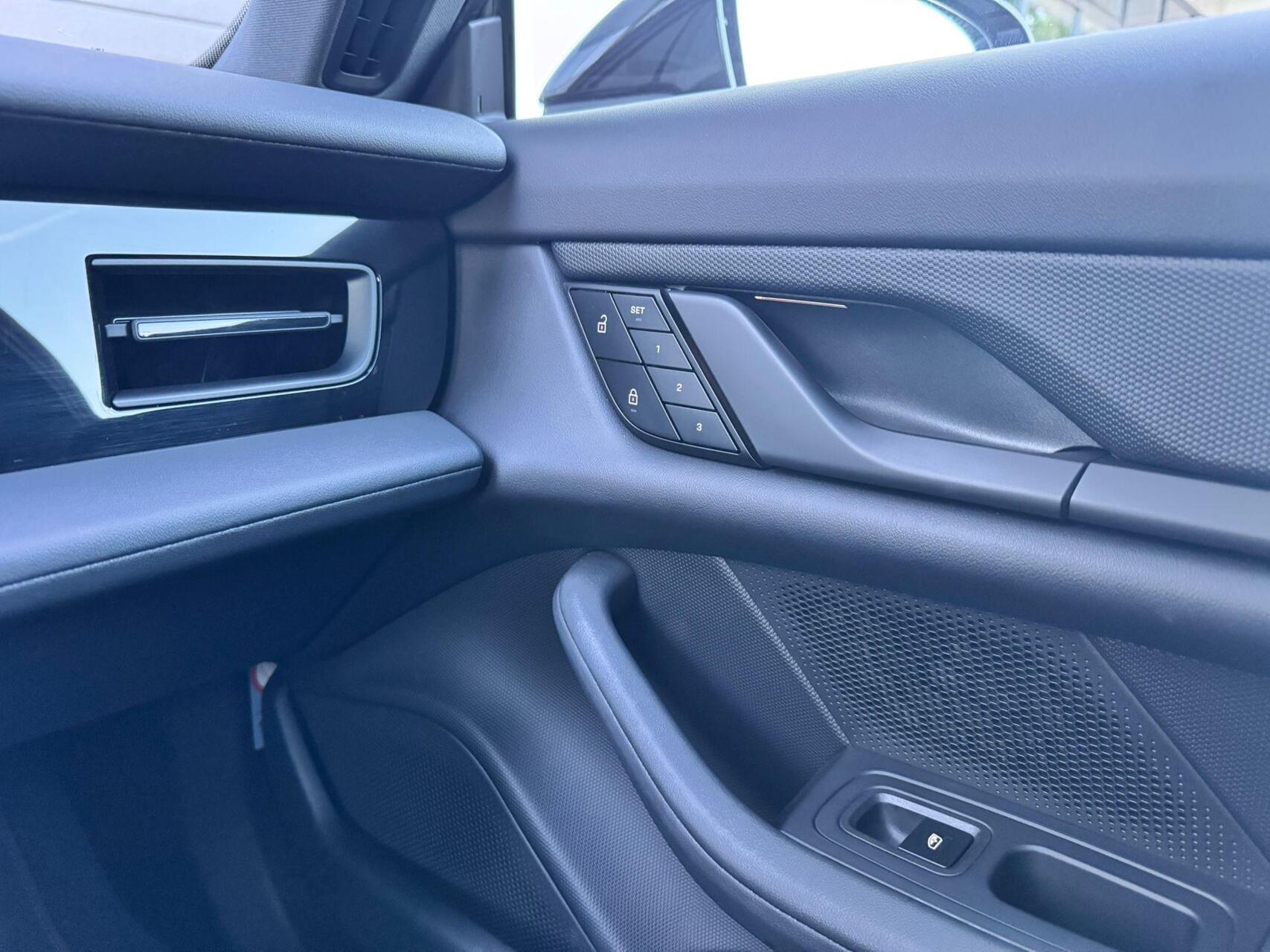 Foto van Porsche Taycan 4