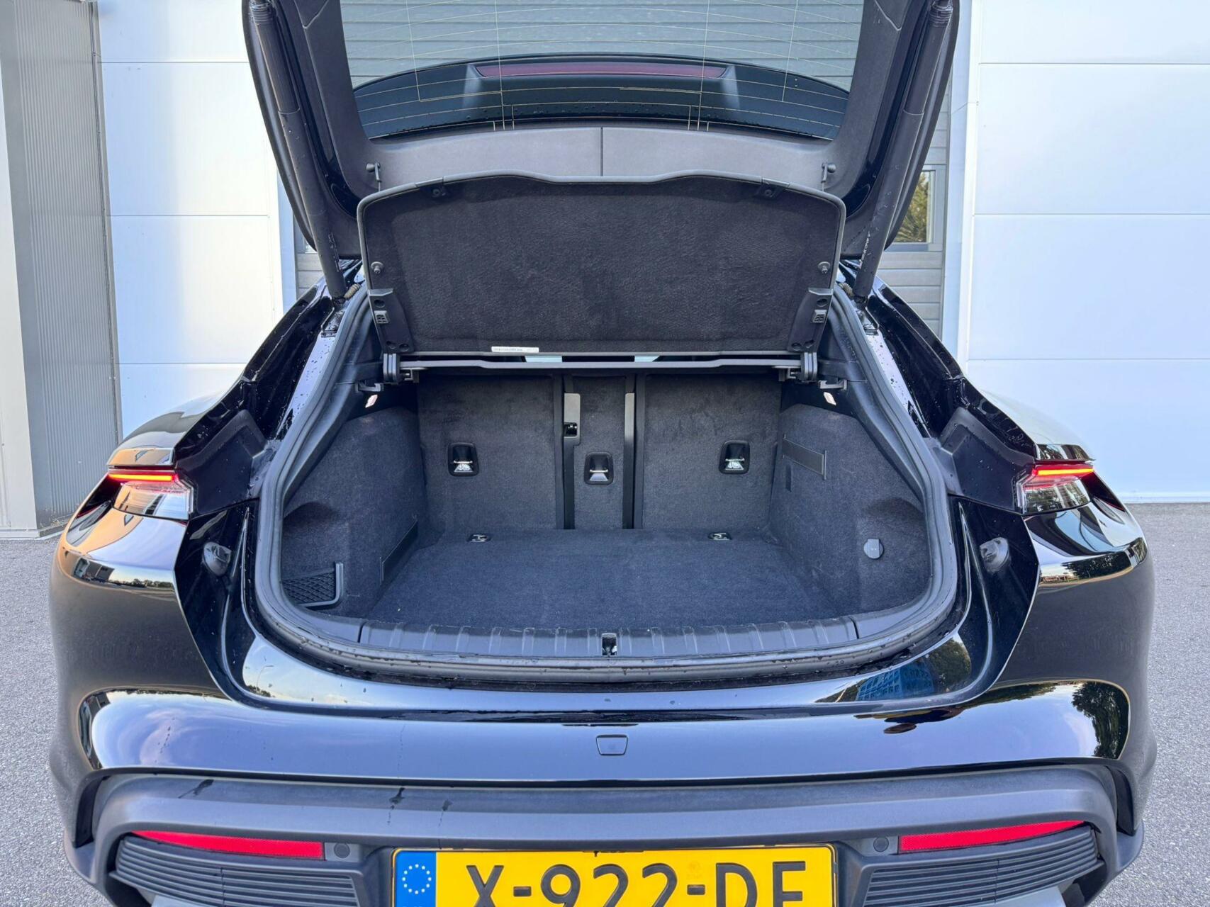 Foto van Porsche Taycan 4