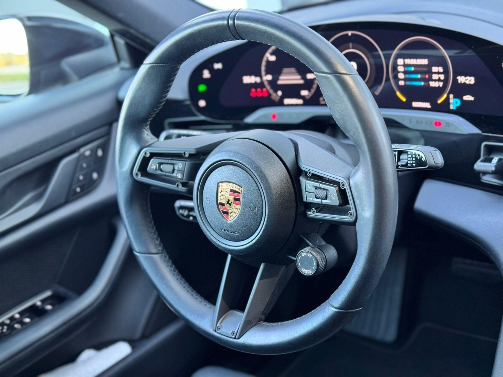 Foto van Porsche Taycan 4