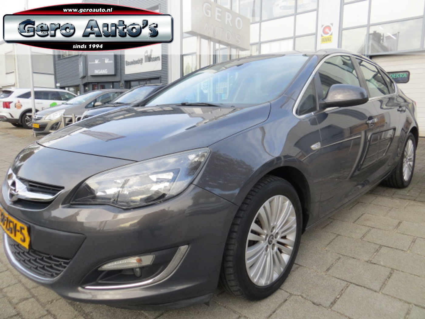 Opel Astra Notchback 1.4 Turbo Cosmo sedan 2012 - voorkant