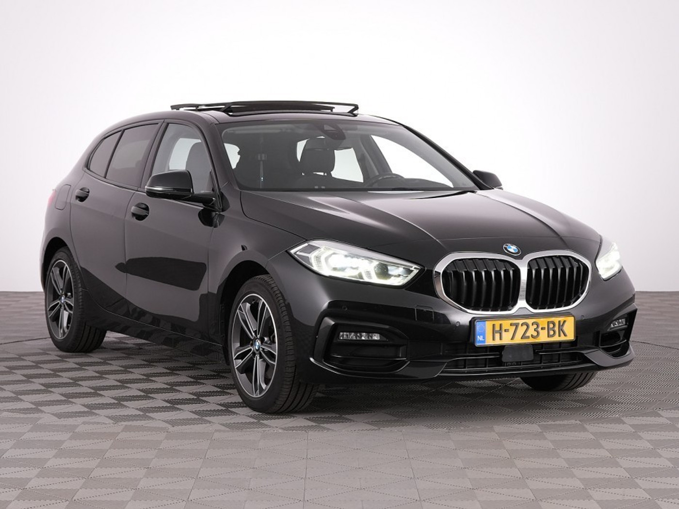 BMW 118i i Executive Edition | PANORAMADAK | harman/kardon | Half LEDER | Automaat 2020 - voorkant