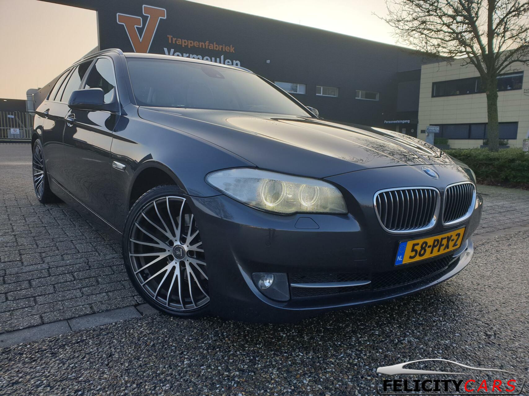 BMW 5-serie Touring 520d High Executive leder navi 19 inch 2011 - voorkant