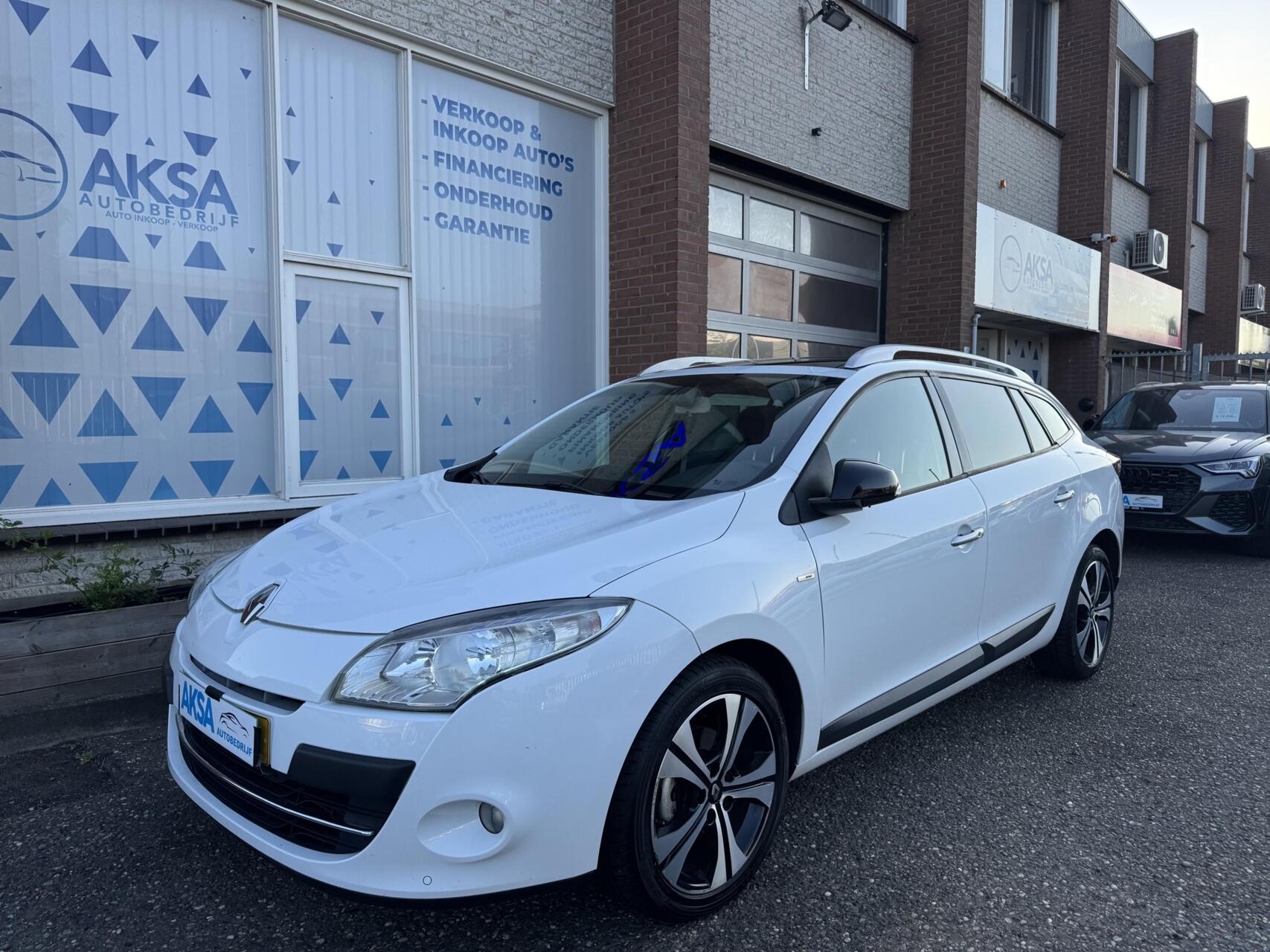 Renault Megane Estate 1.4 TCe Bose Schuifdak Cruise Navi Sportvelg Trekhaak Keyless 2012 - voorkant